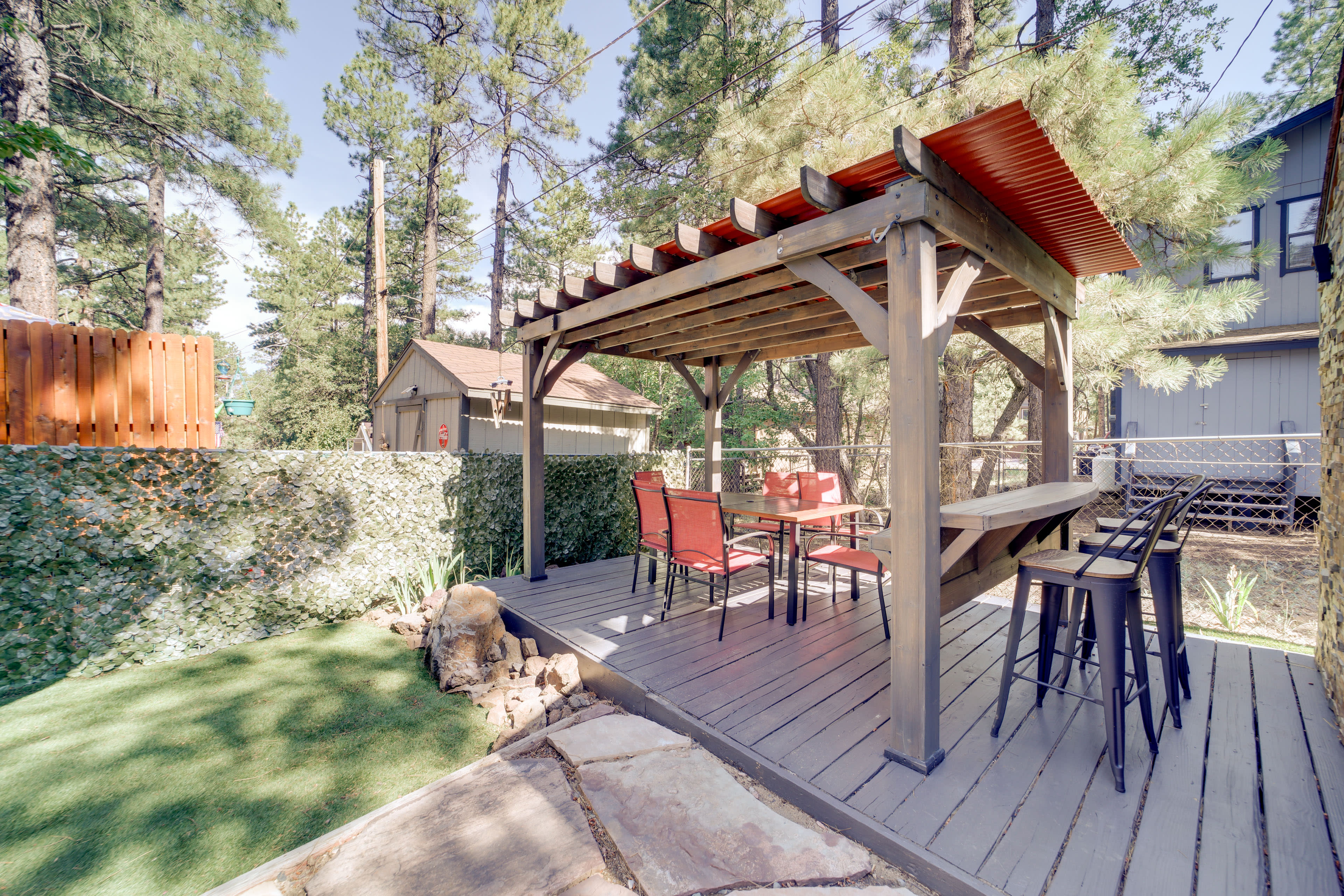 Private Yard | Outdoor Dining Area