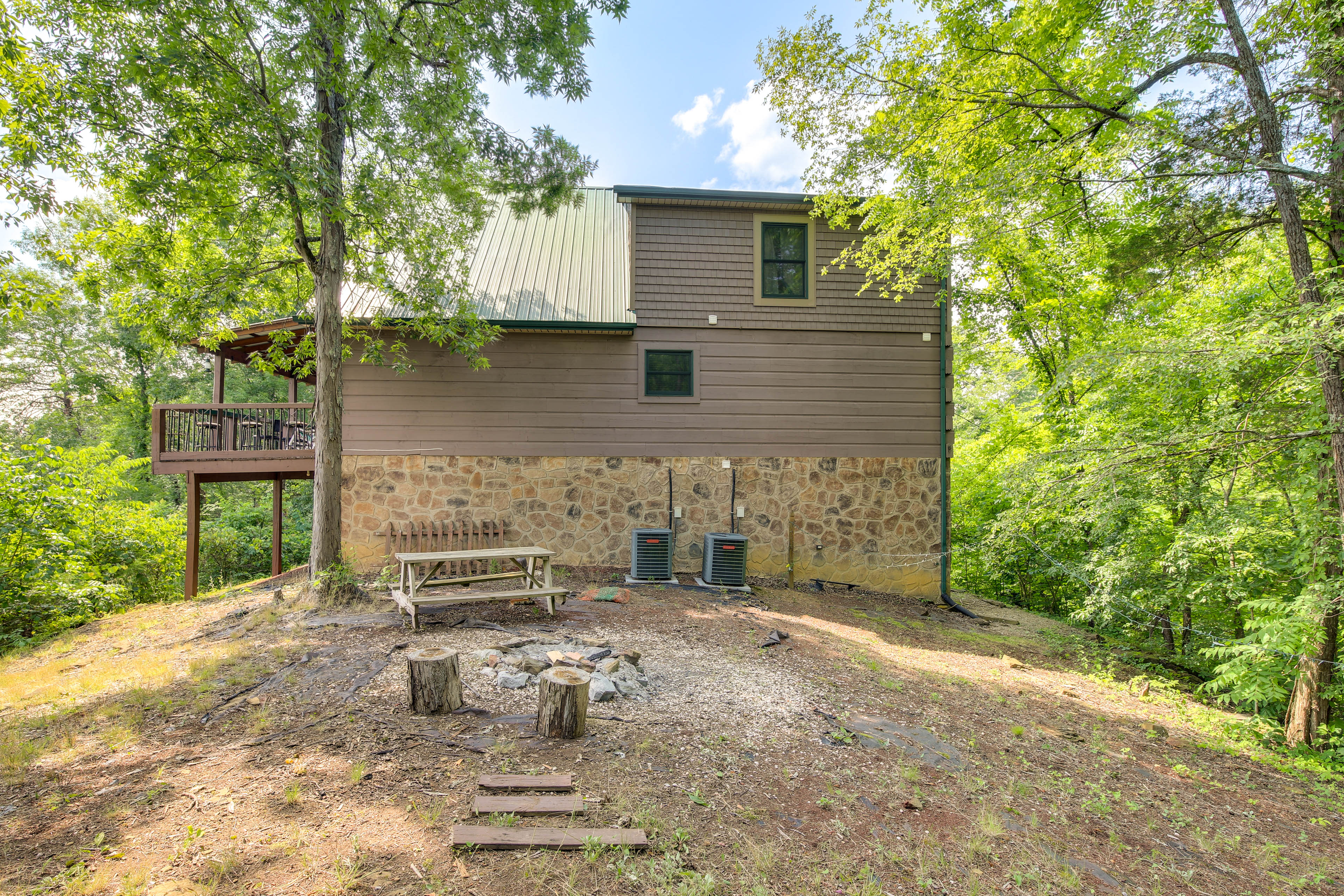 Private Yard | Picnic Table | Fire Pit