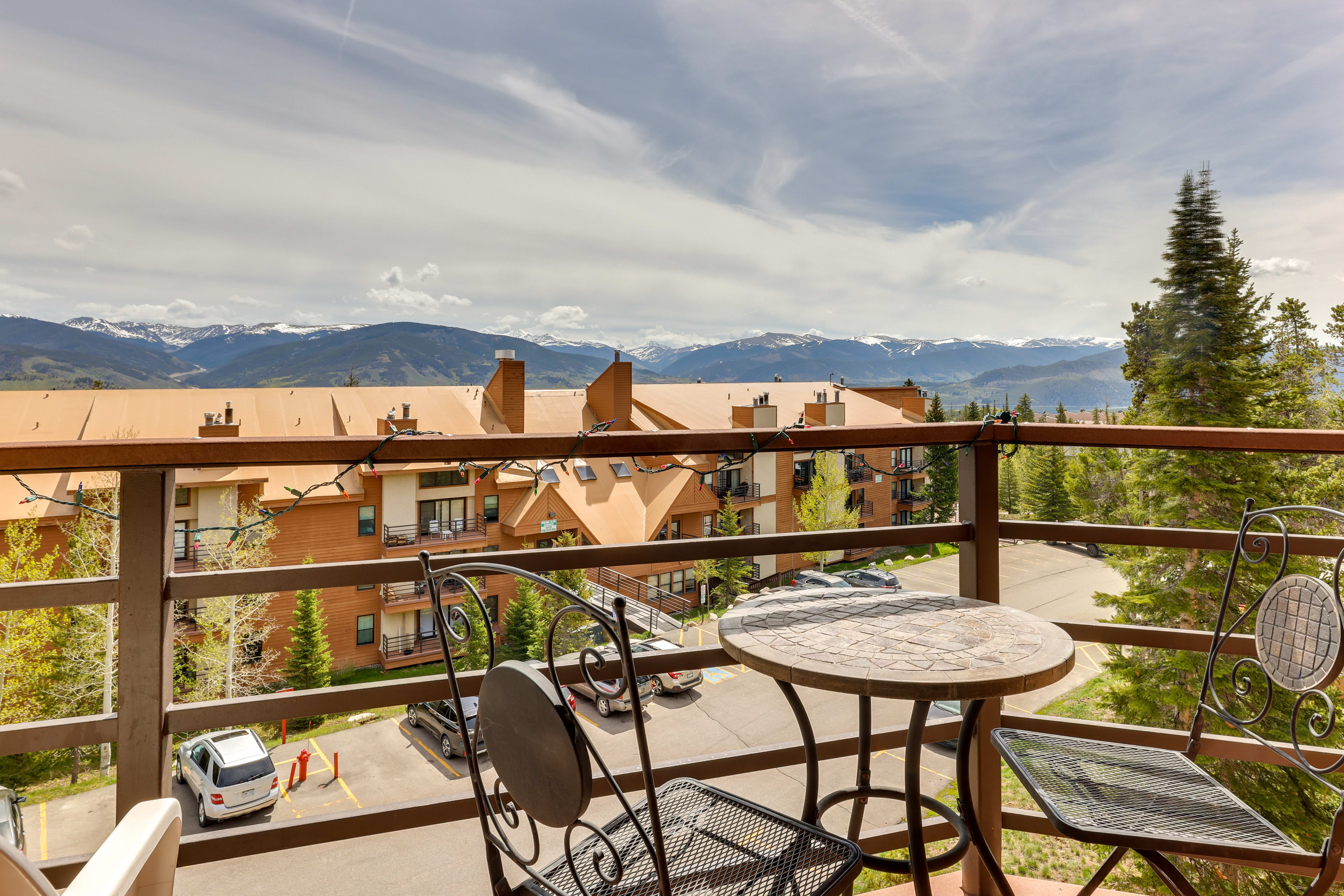 Cozy Silverthorne Condo w/ Balcony + Mtn Views!