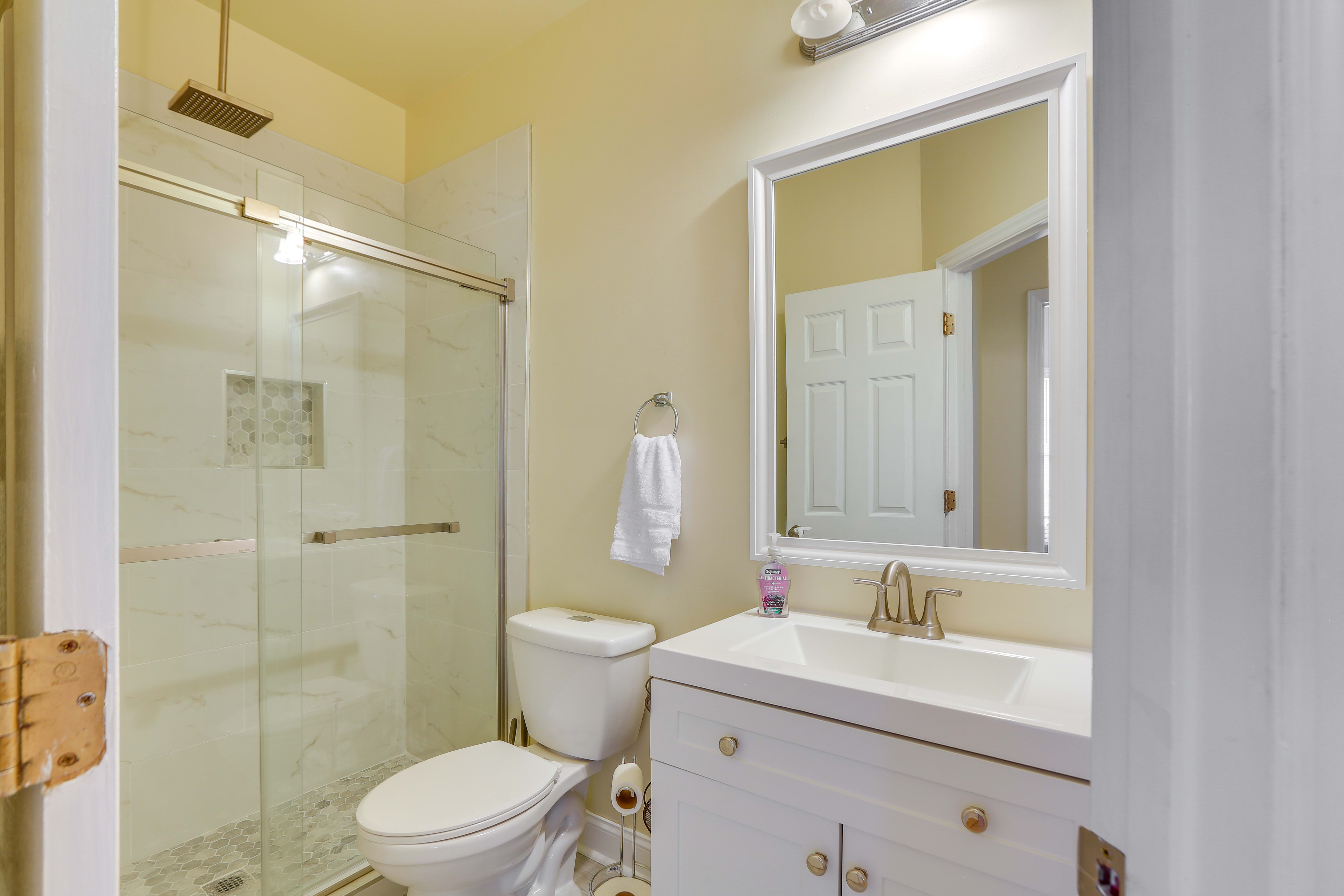 Full Bathroom | Towels Provided | Complimentary Toiletries