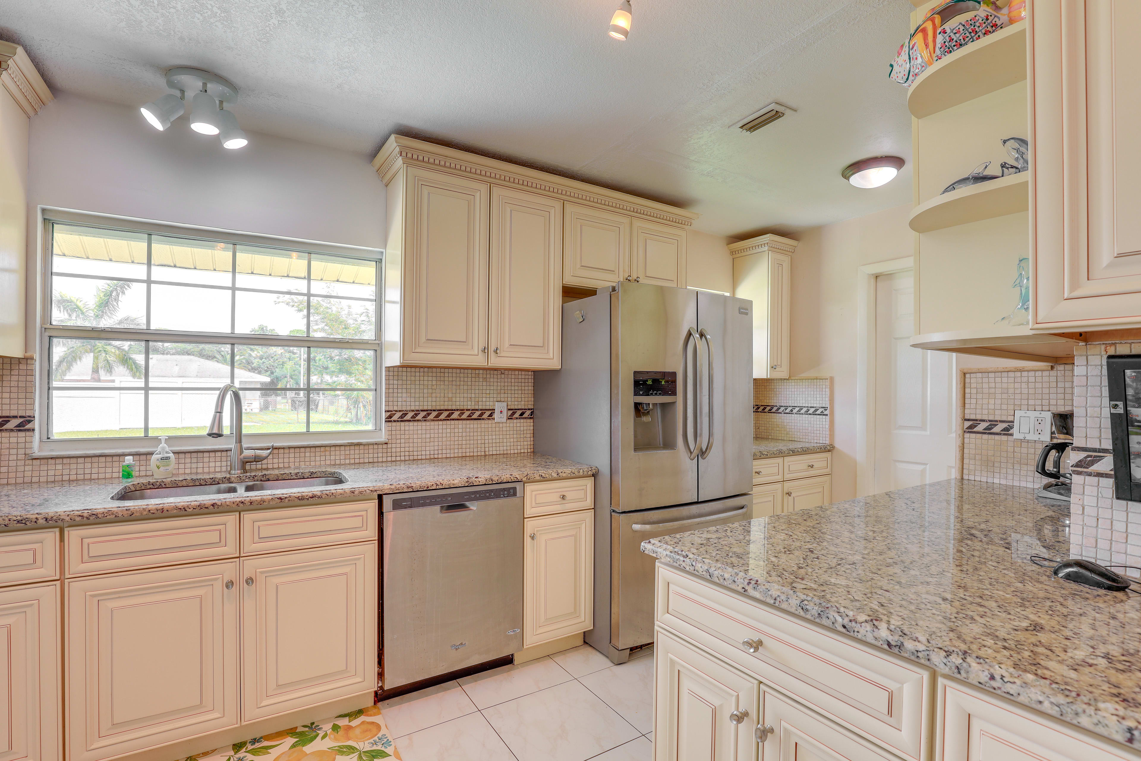 Kitchen | Coffee Maker | Dishwasher | Microwave | Stove/Oven