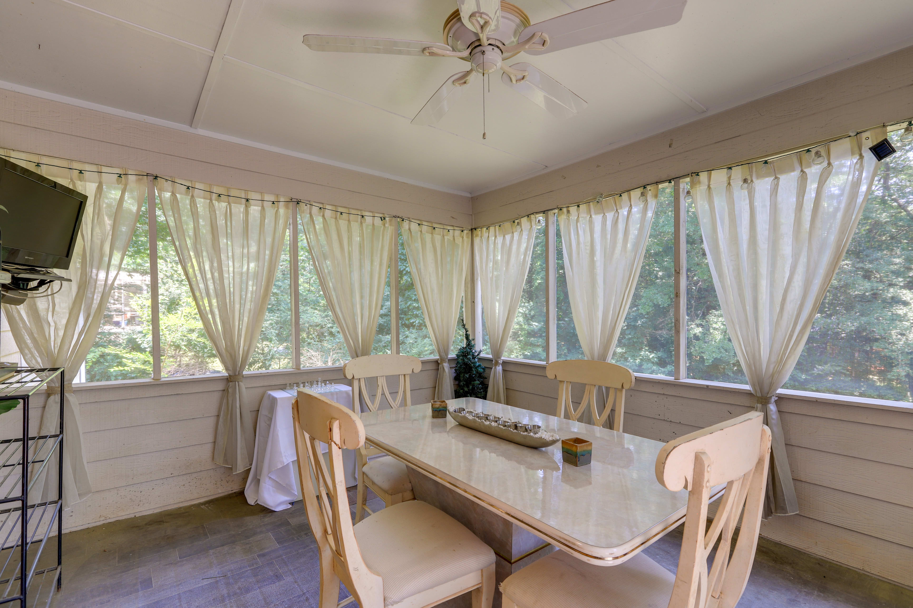 Screened Porch | Dining Area | Smart TV