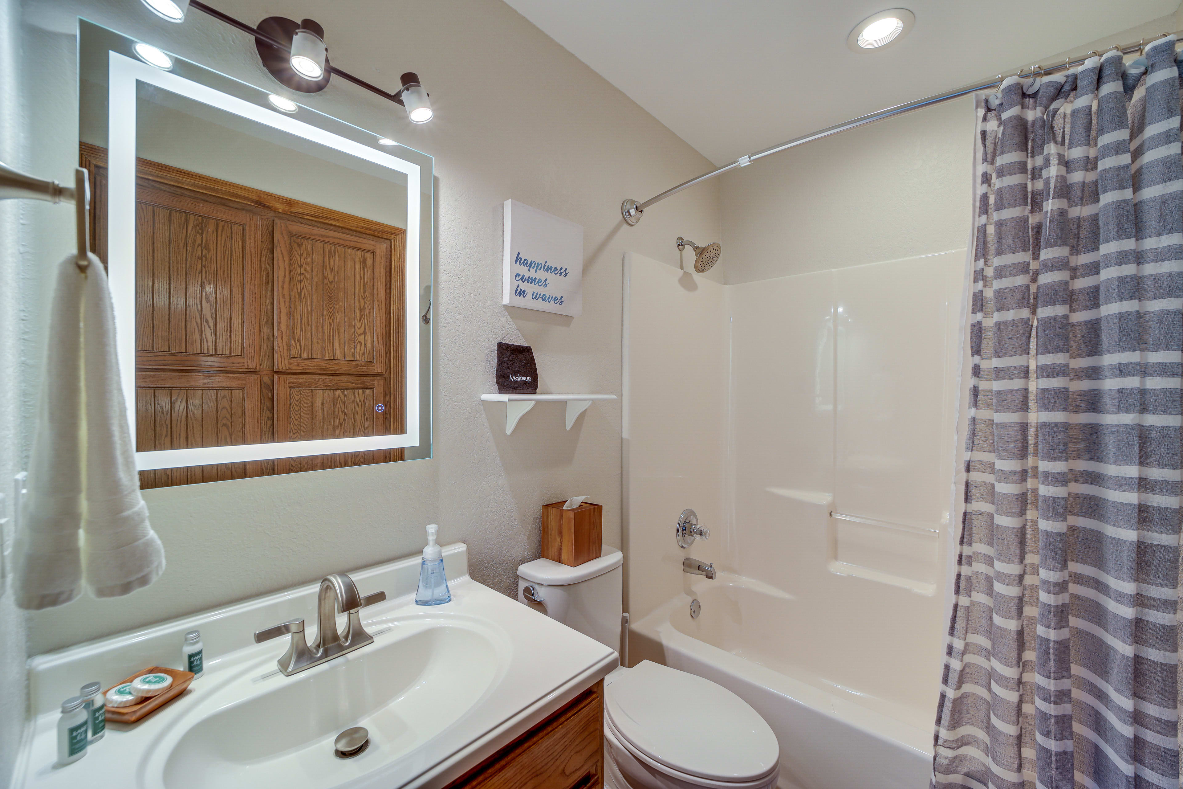 Full Bathroom | Towels Provided | Complimentary Toiletries