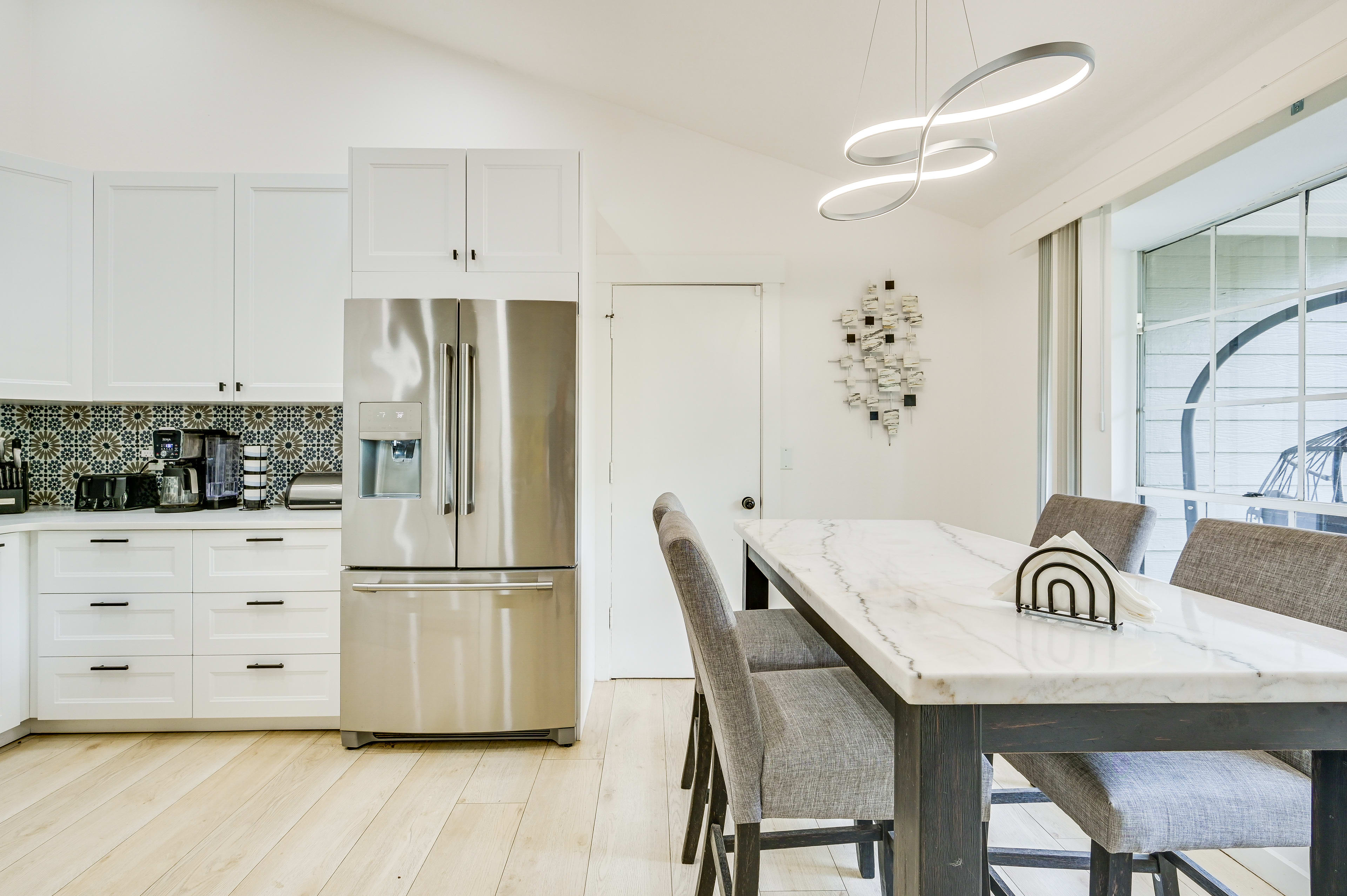 Dining Area | Dishware & Flatware Provided