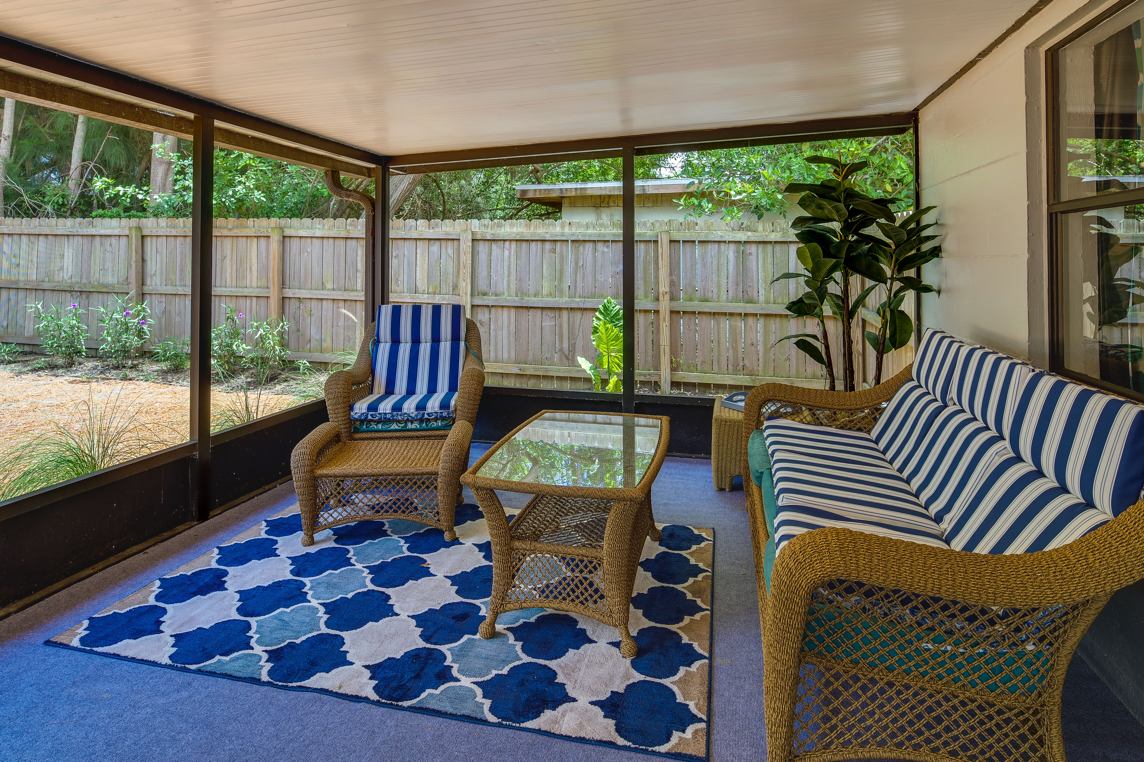Screened-In Patio | Putting Green Mat | Outdoor Seating & Dining