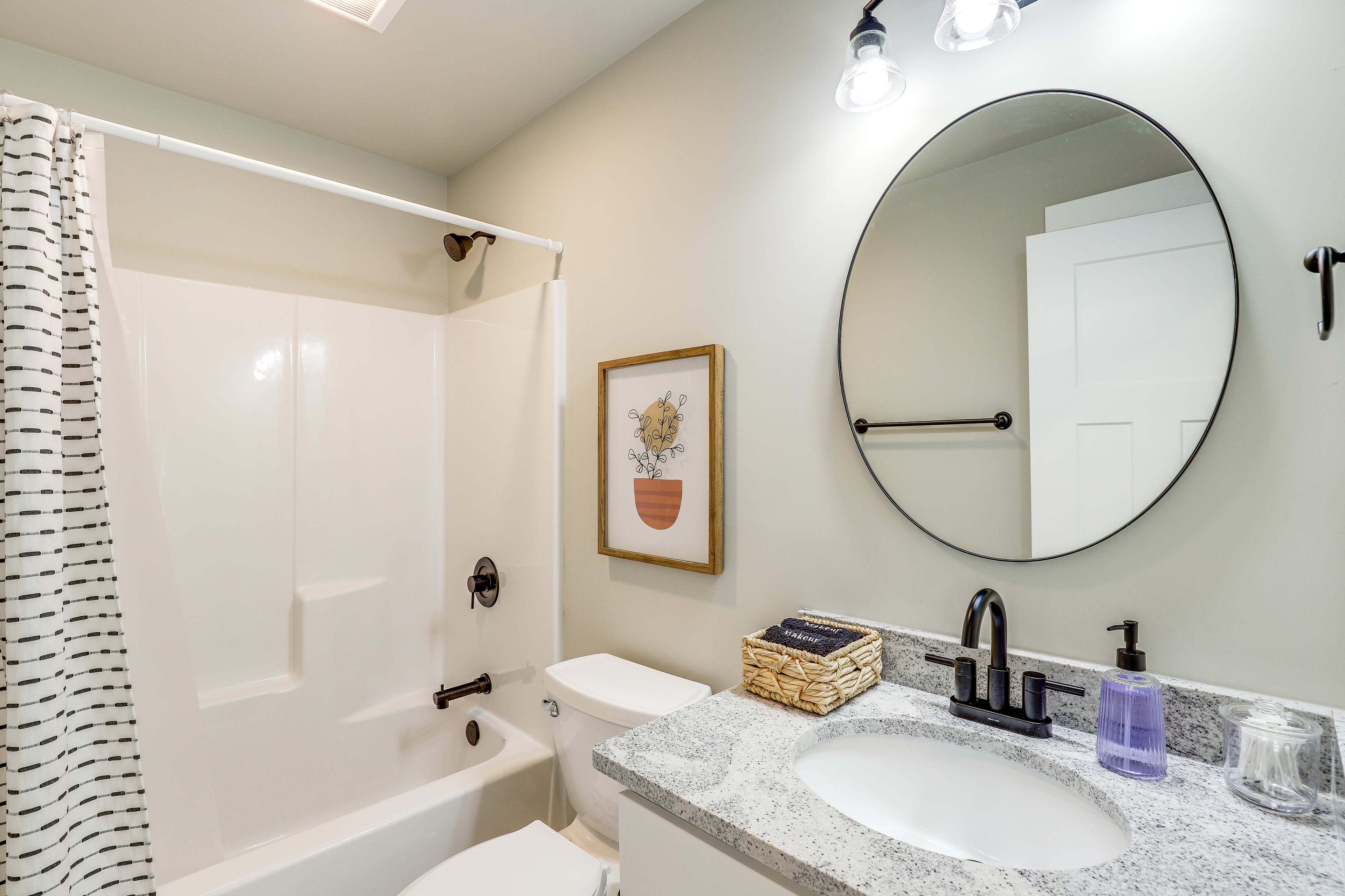 Full Bathroom | Complimentary Toiletries | 2nd Floor