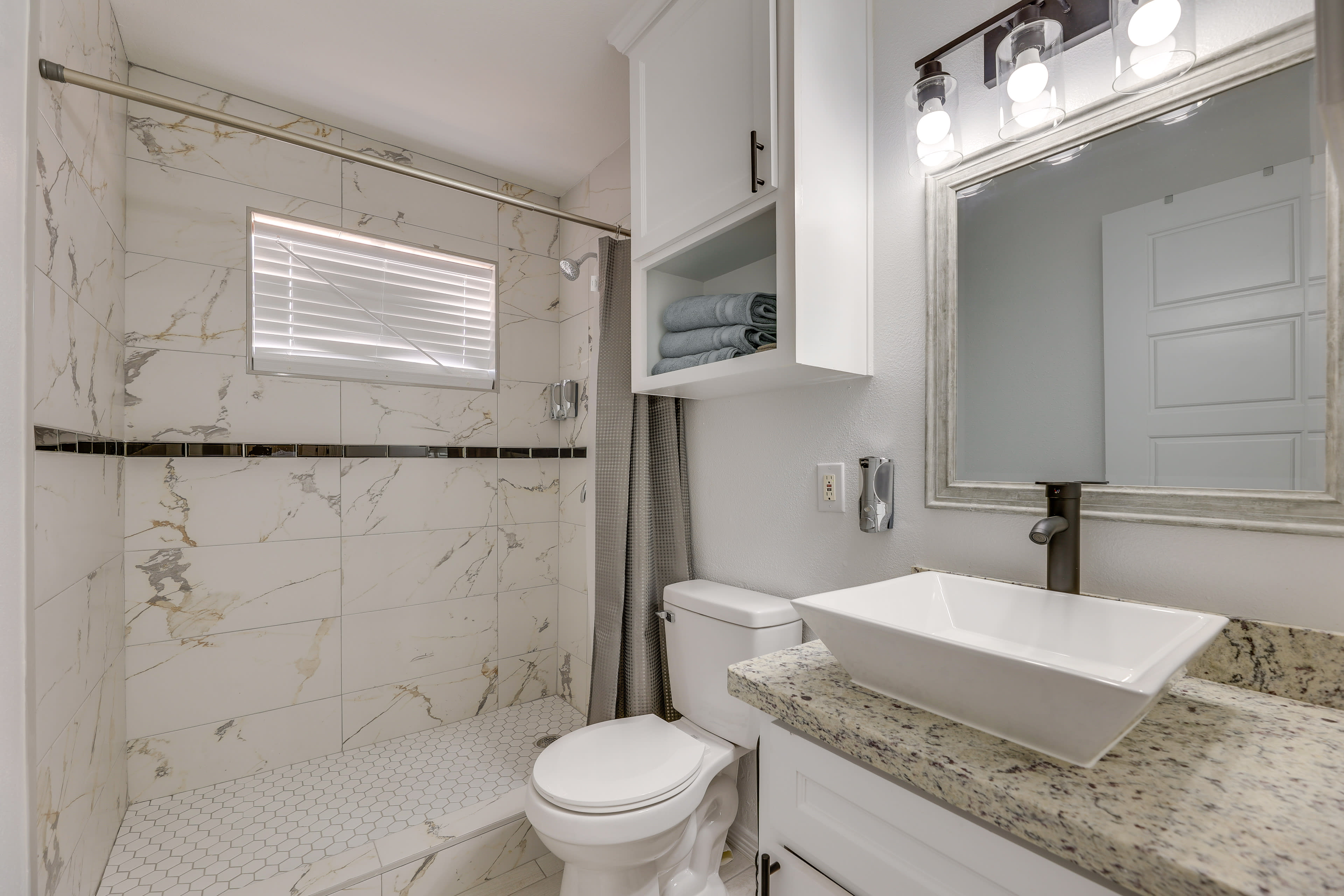 Full Bathroom | Complimentary Toiletries | Hair Dryer