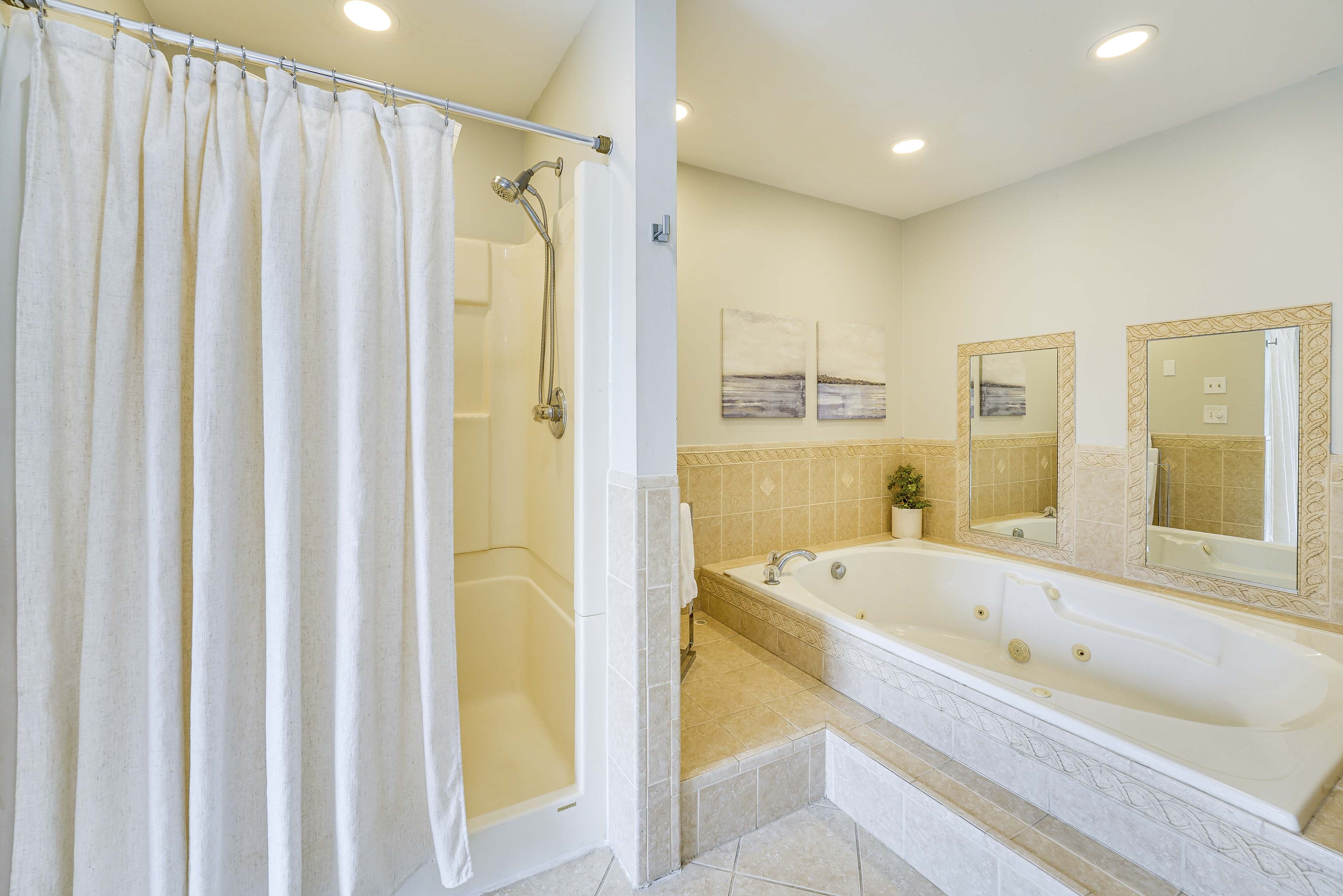 Full Bathroom | 2nd Floor | Jetted Tub | Toiletries