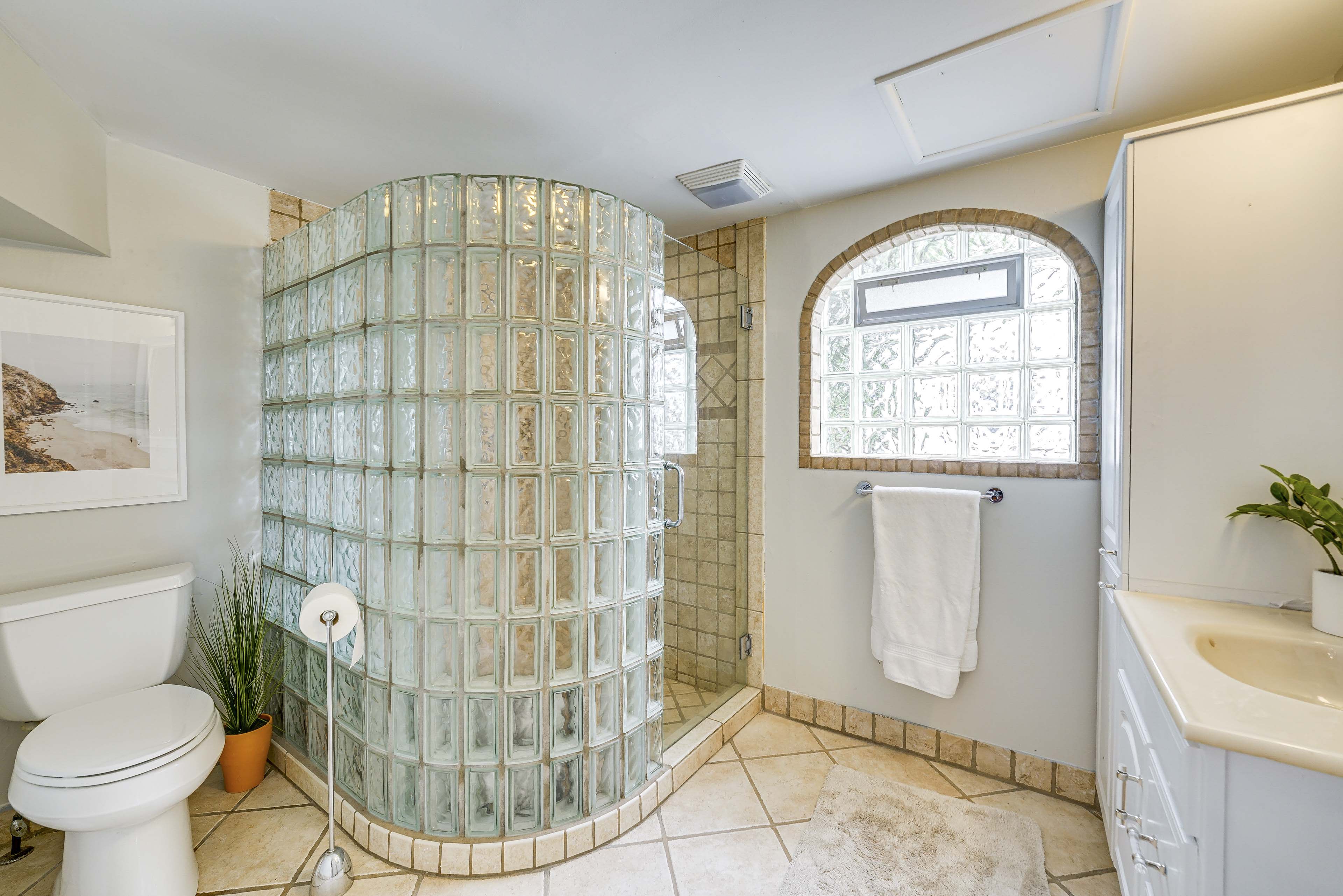 Full Bathroom | 2nd Floor | Towels Provided