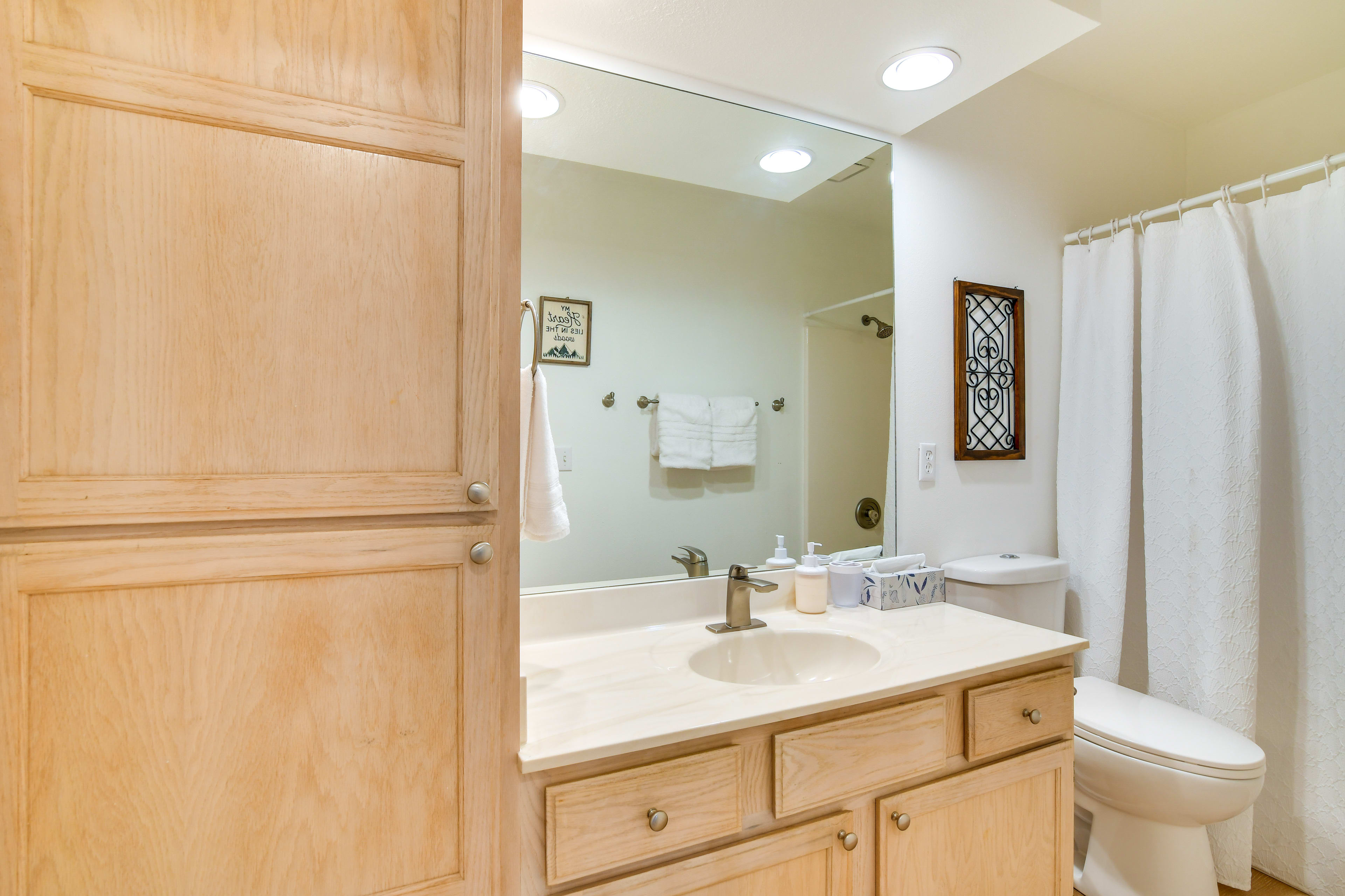 Full Bathroom | Shower/Tub Combo | Complimentary Toiletries