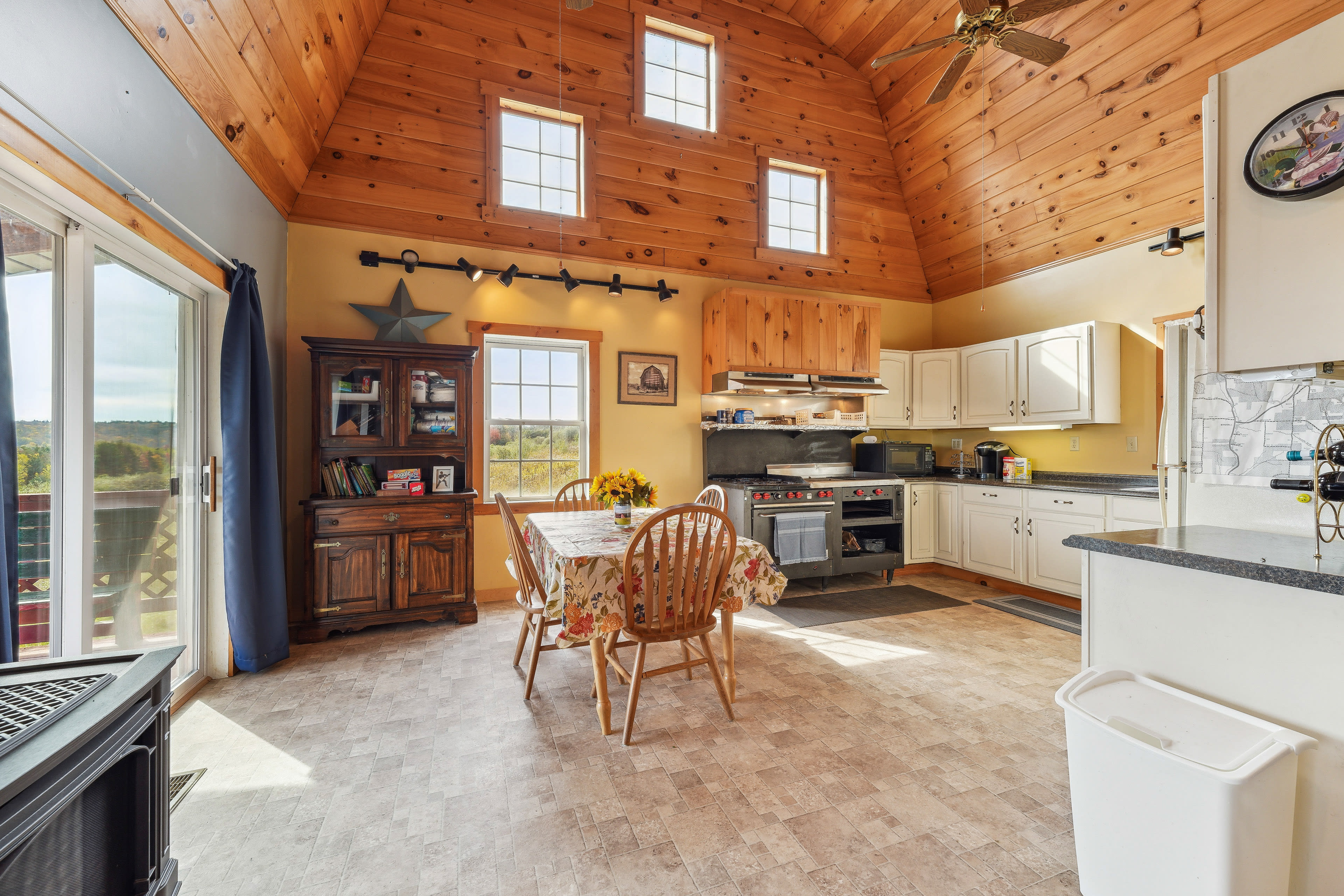 Dining Area | Dishware/Flatware Provided