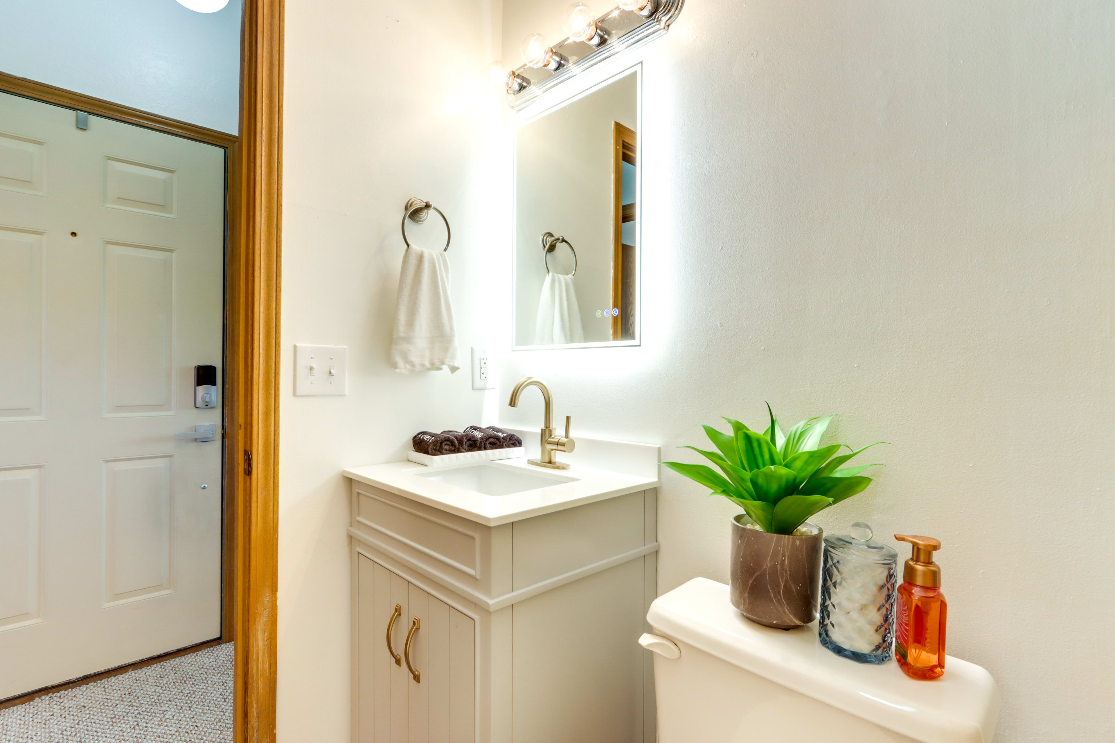 Bathroom | Complimentary Toiletries | Towels Provided