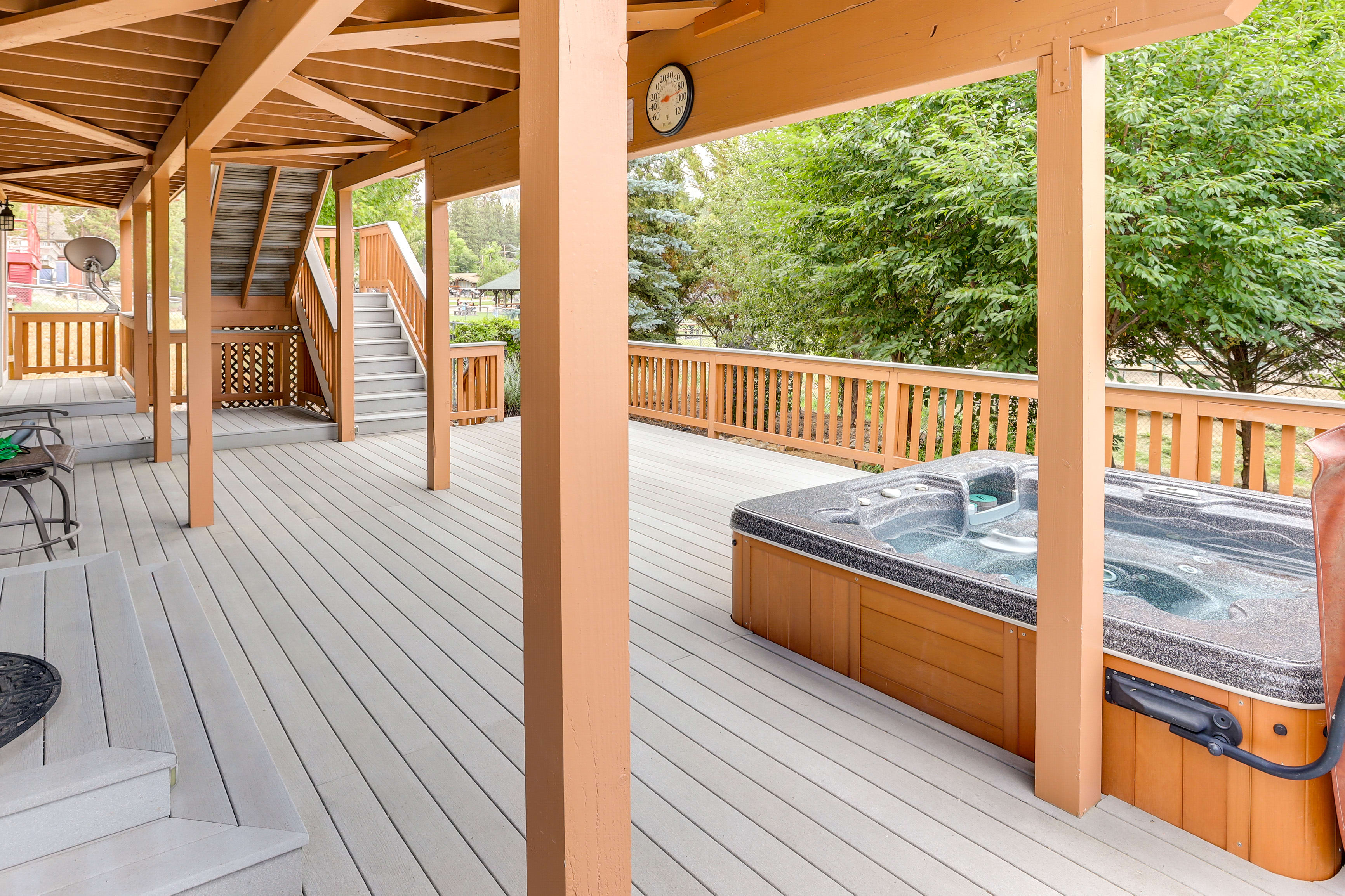 Lower Deck | 7-Person Hot Tub