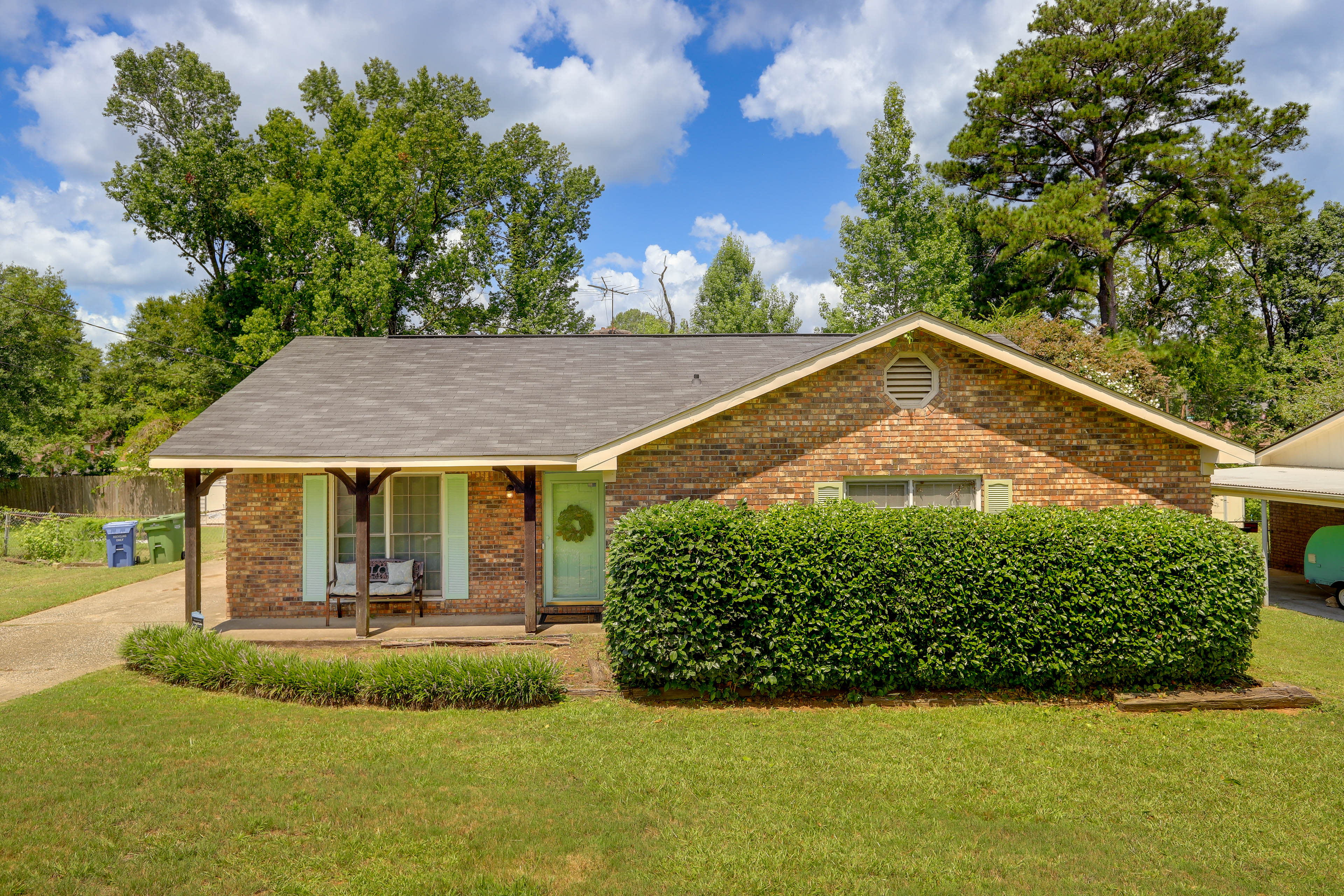 Charming Columbus Home w/ Yard - 10 Mi to Dtwn!