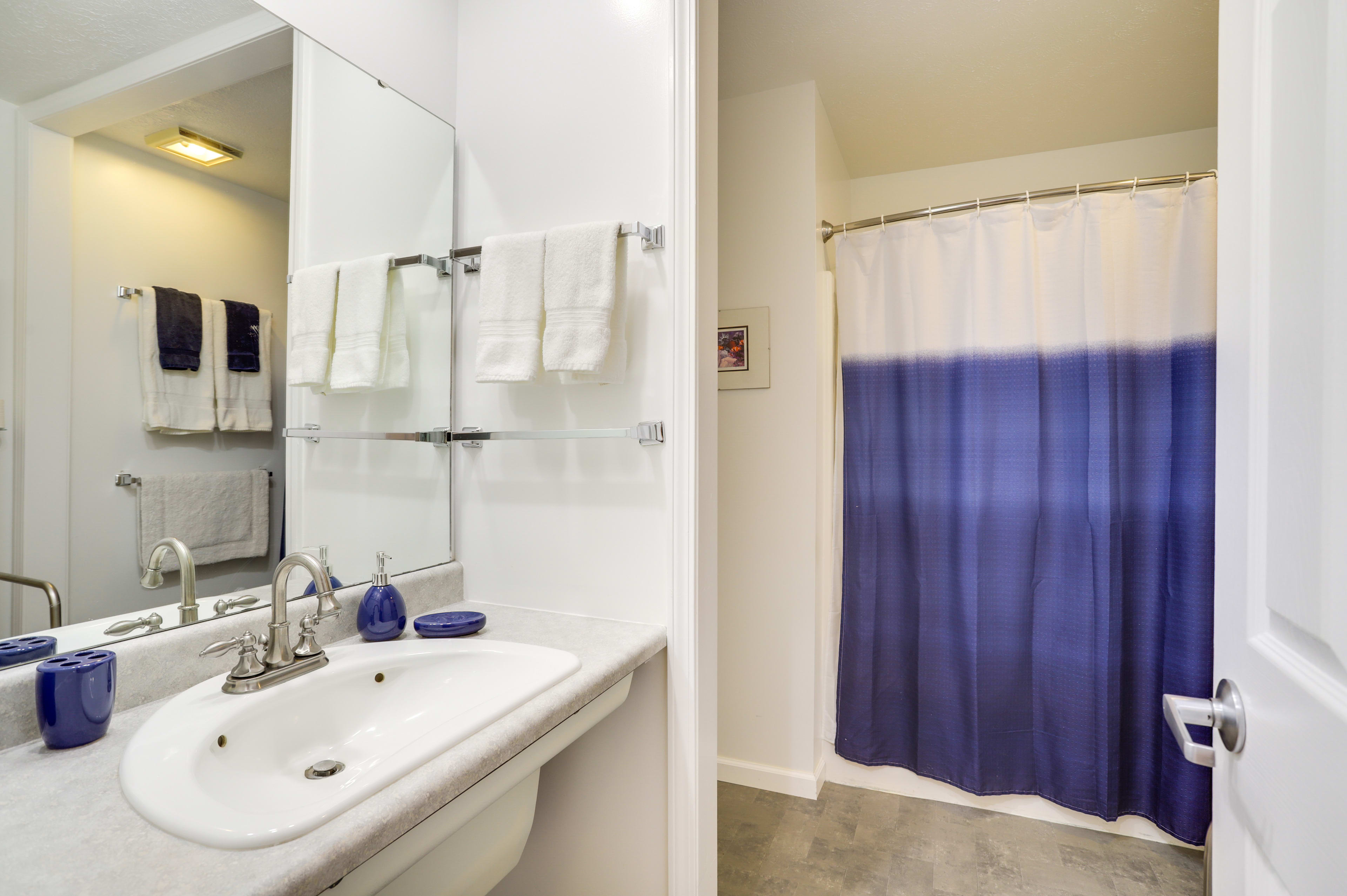 Full Bathroom | Grab Rails | Complimentary Toiletries