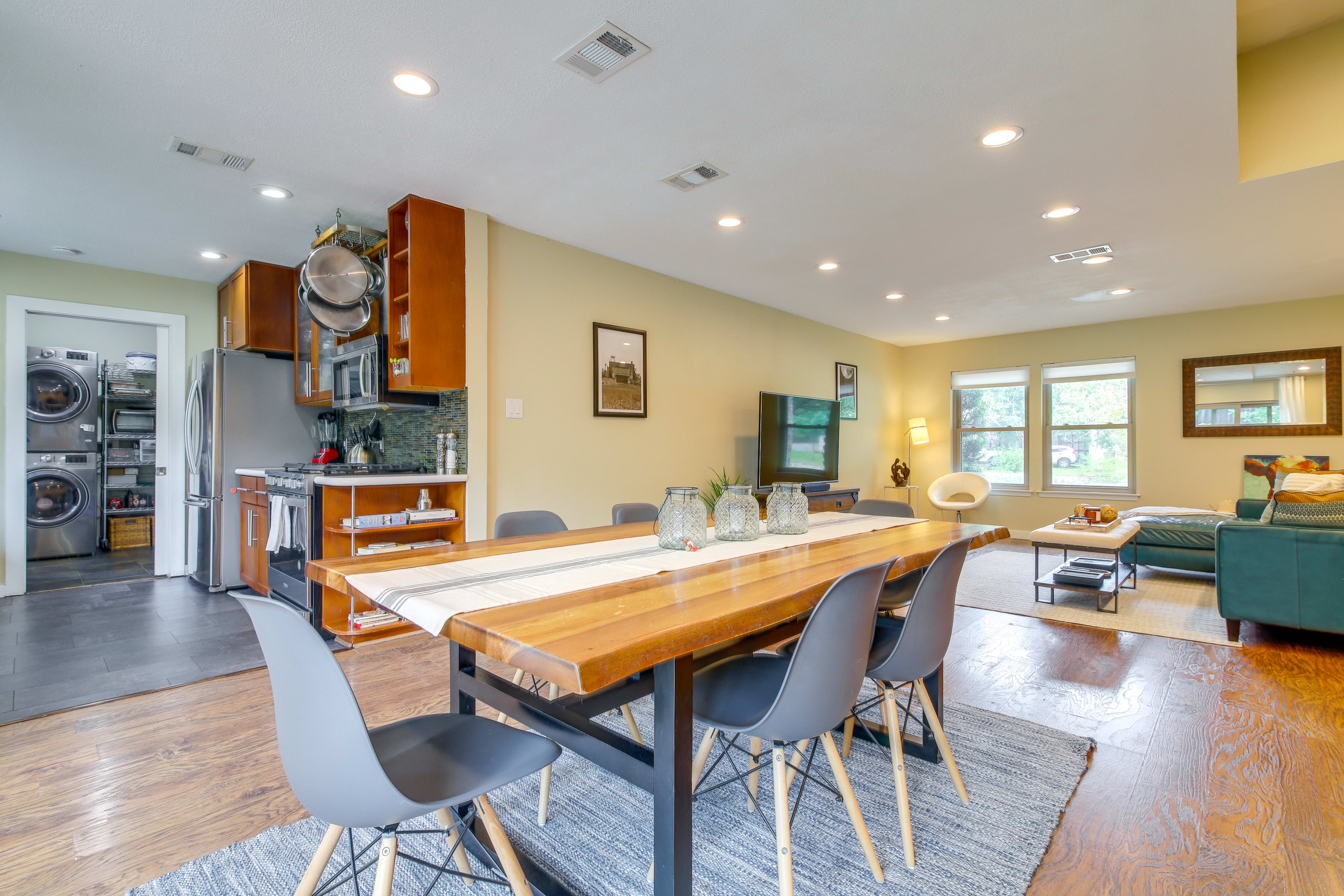 Dining Area | Dishware & Flatware Provided