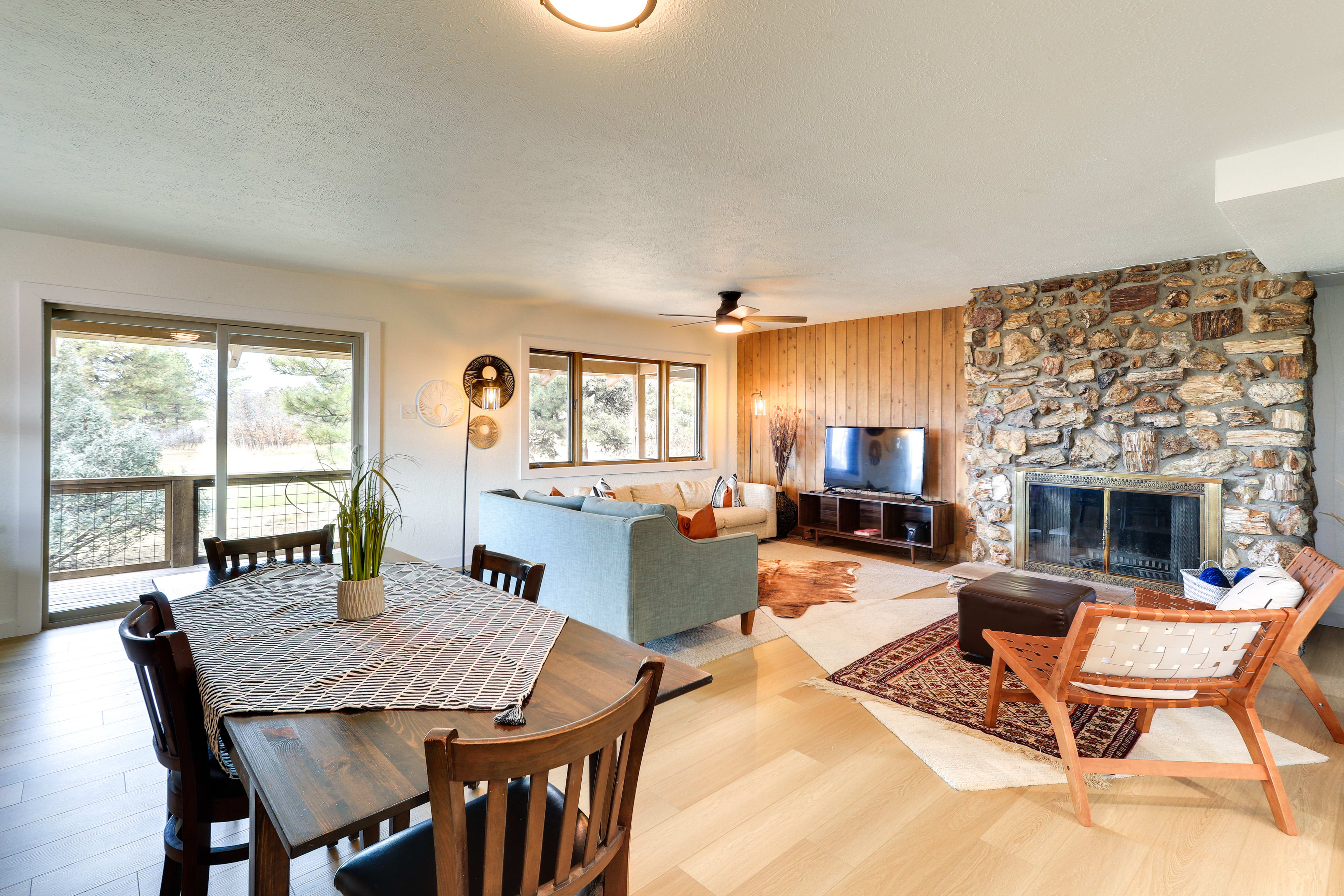 Dining Area | Dishware & Flatware Provided