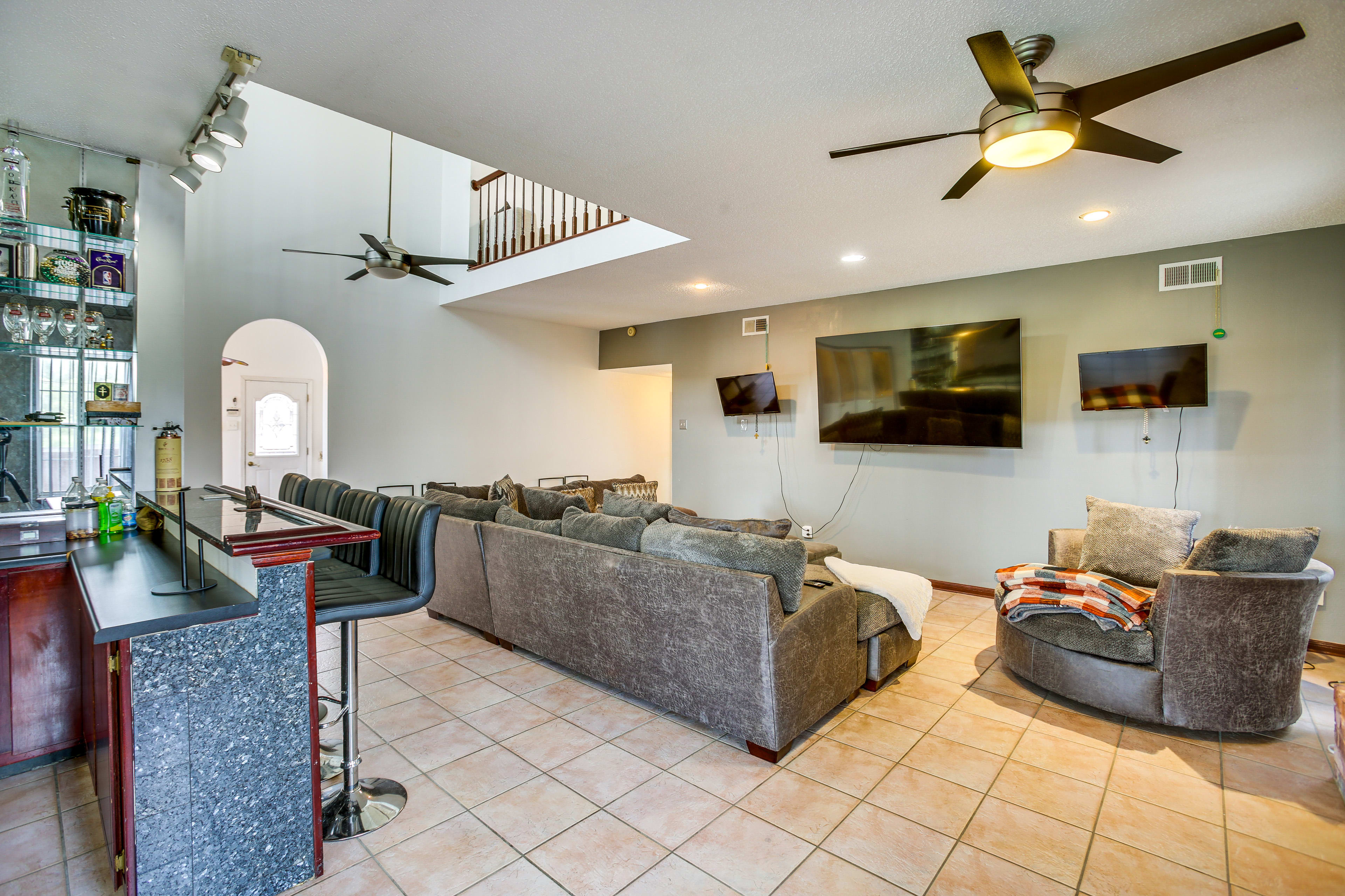 Wet Bar w/ Seating