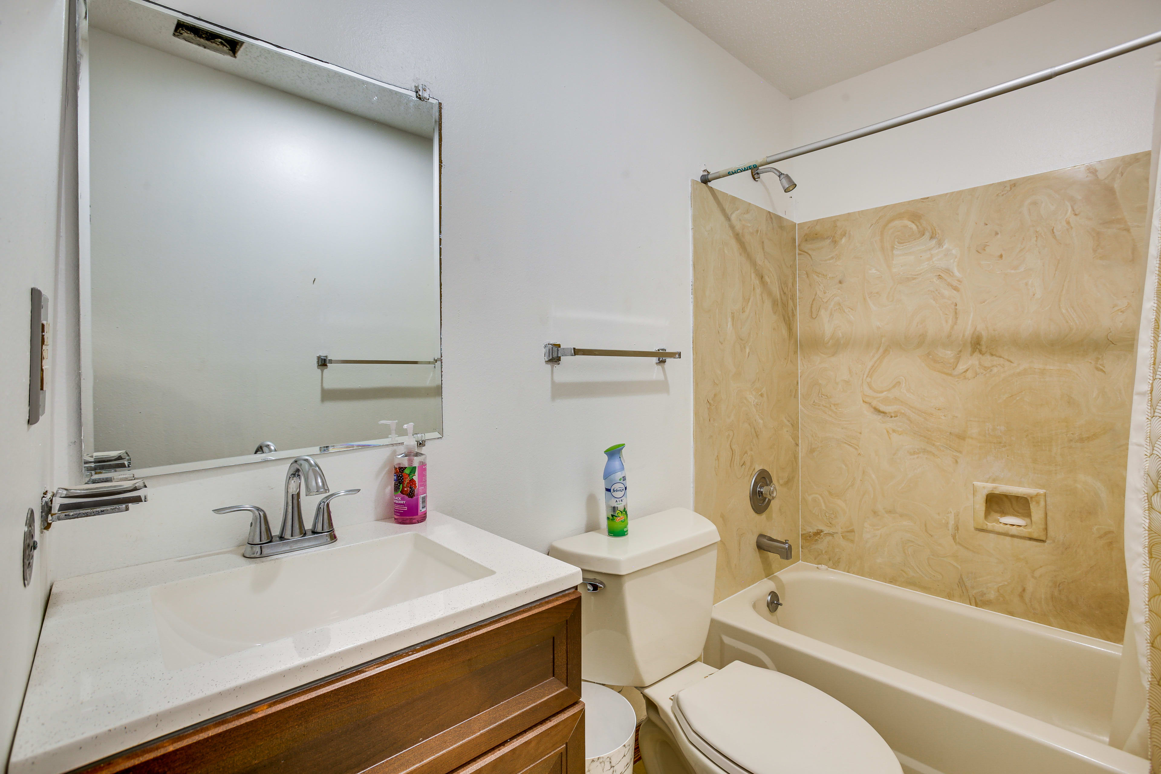 Full Bathroom | 2nd Floor | Towels Provided