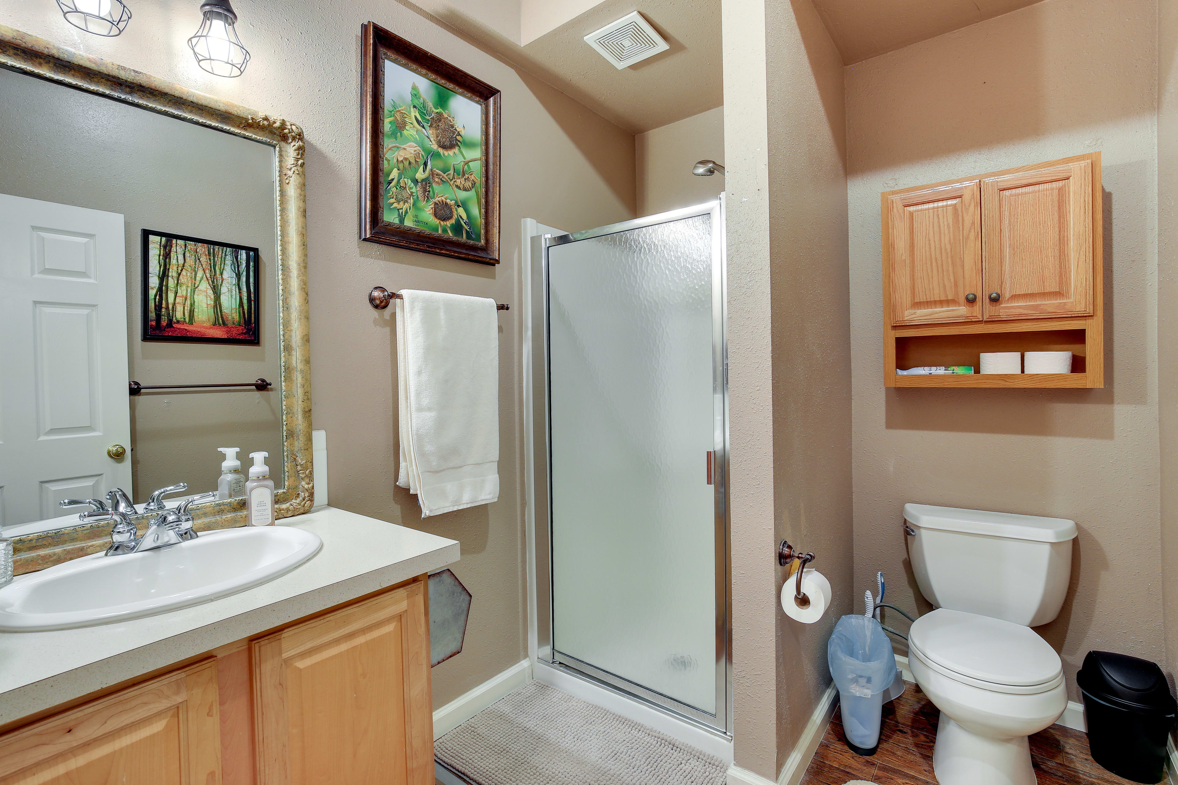 Full Bathroom | Towels Provided | Complimentary Toiletries