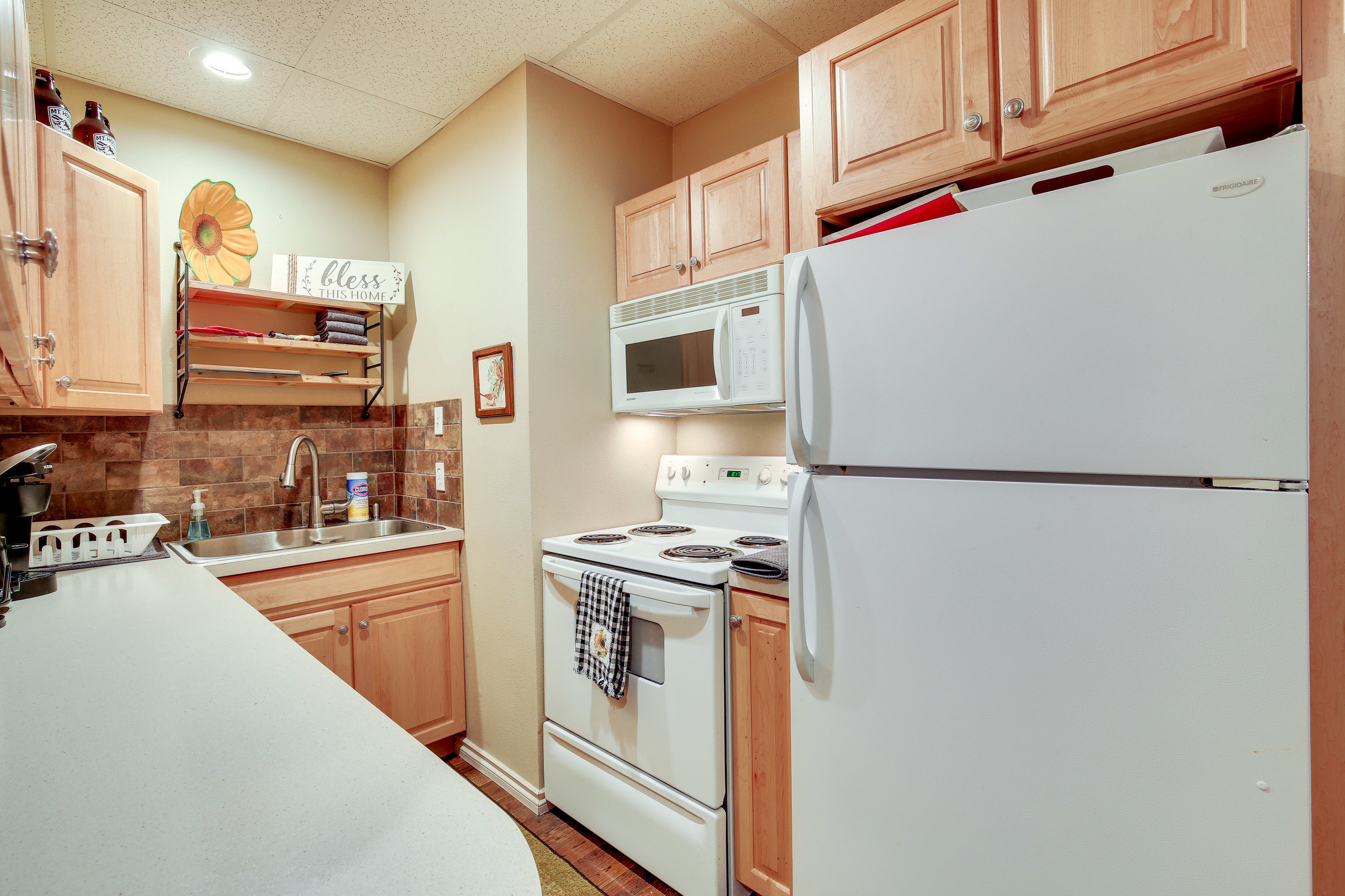 Kitchen | Cooking Basics | Coffee Maker | Paper Towels/Trash Bags Provided