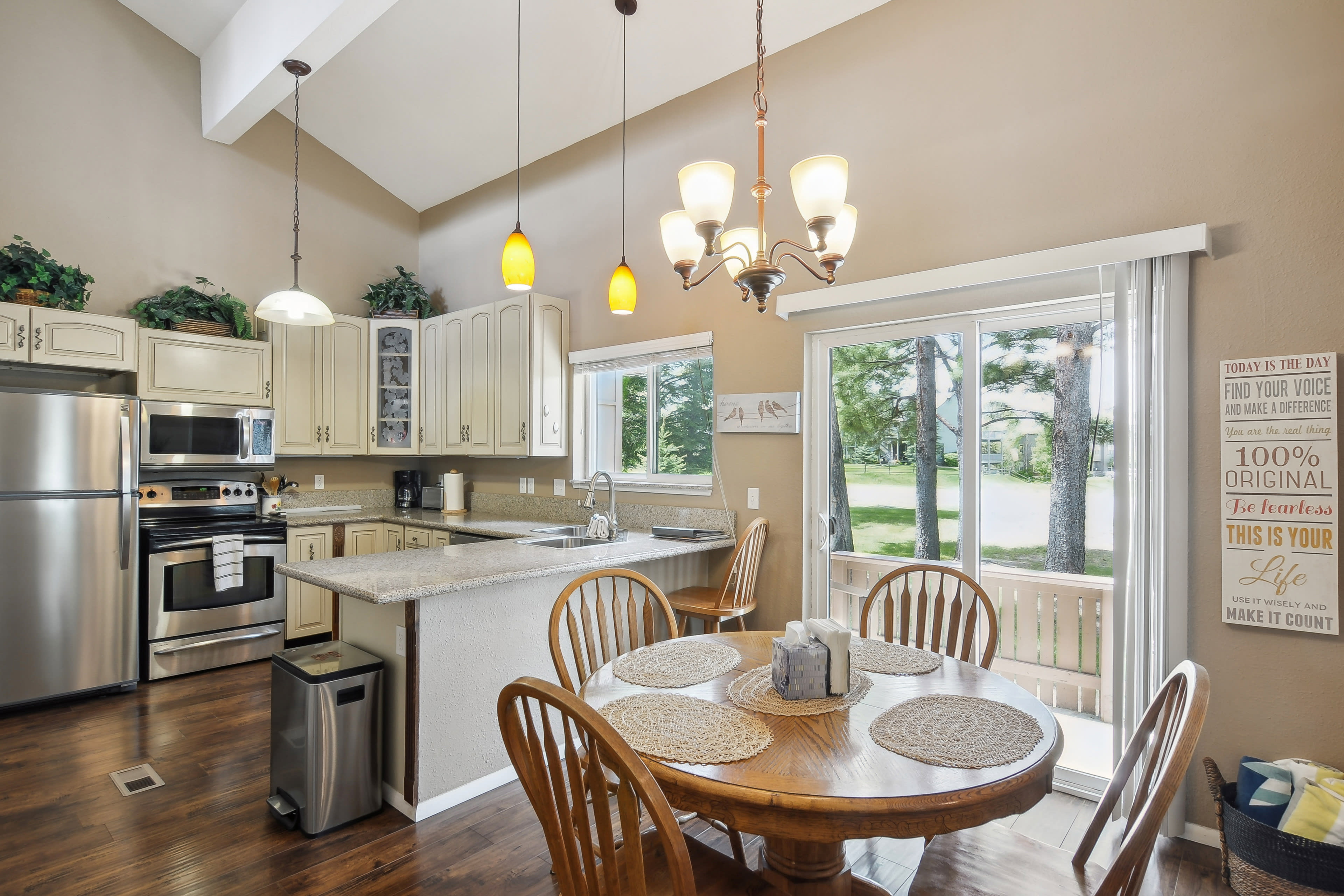 Dining Area | Kitchen