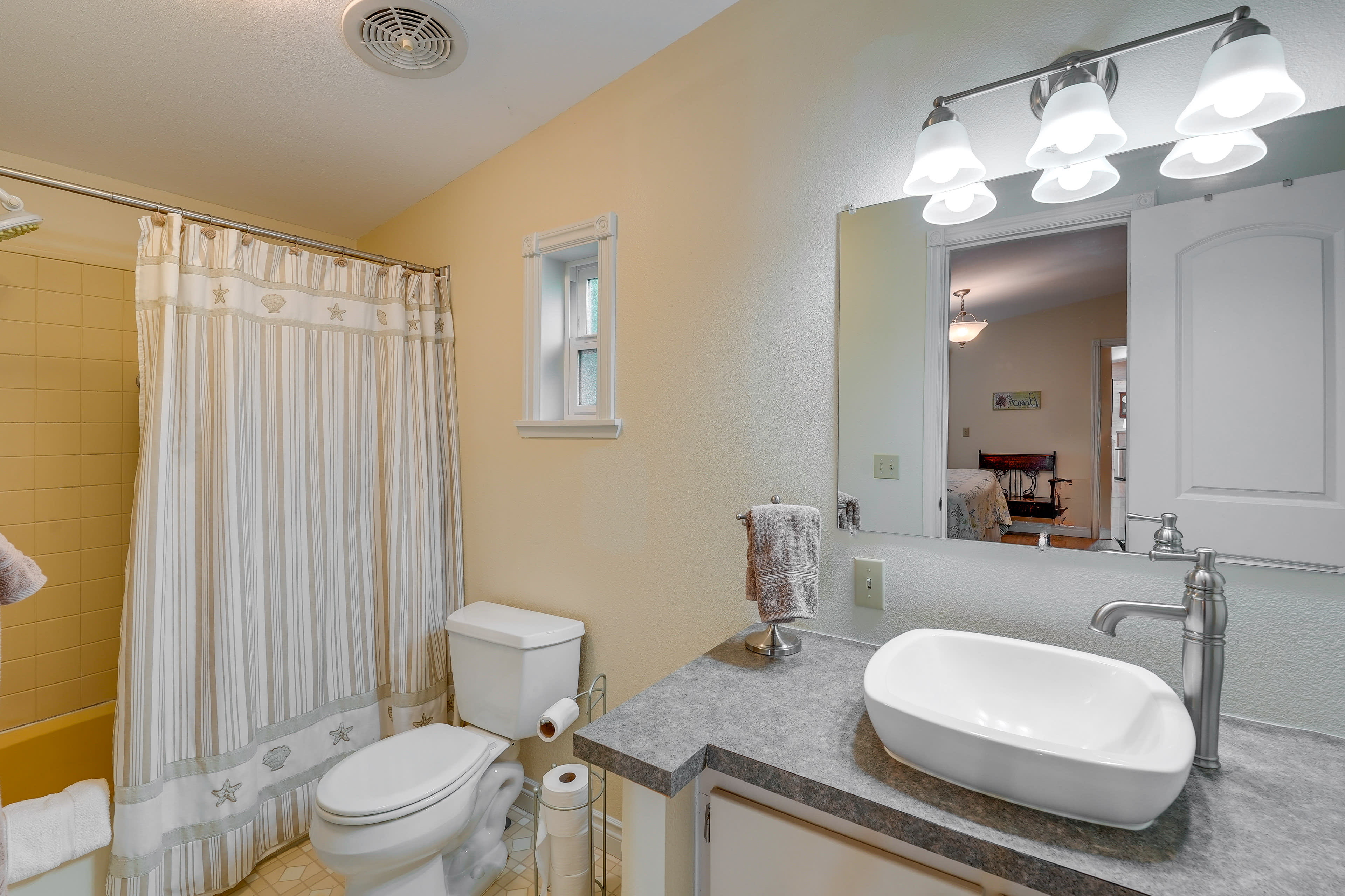 Full Bathroom | Complimentary Toiletries