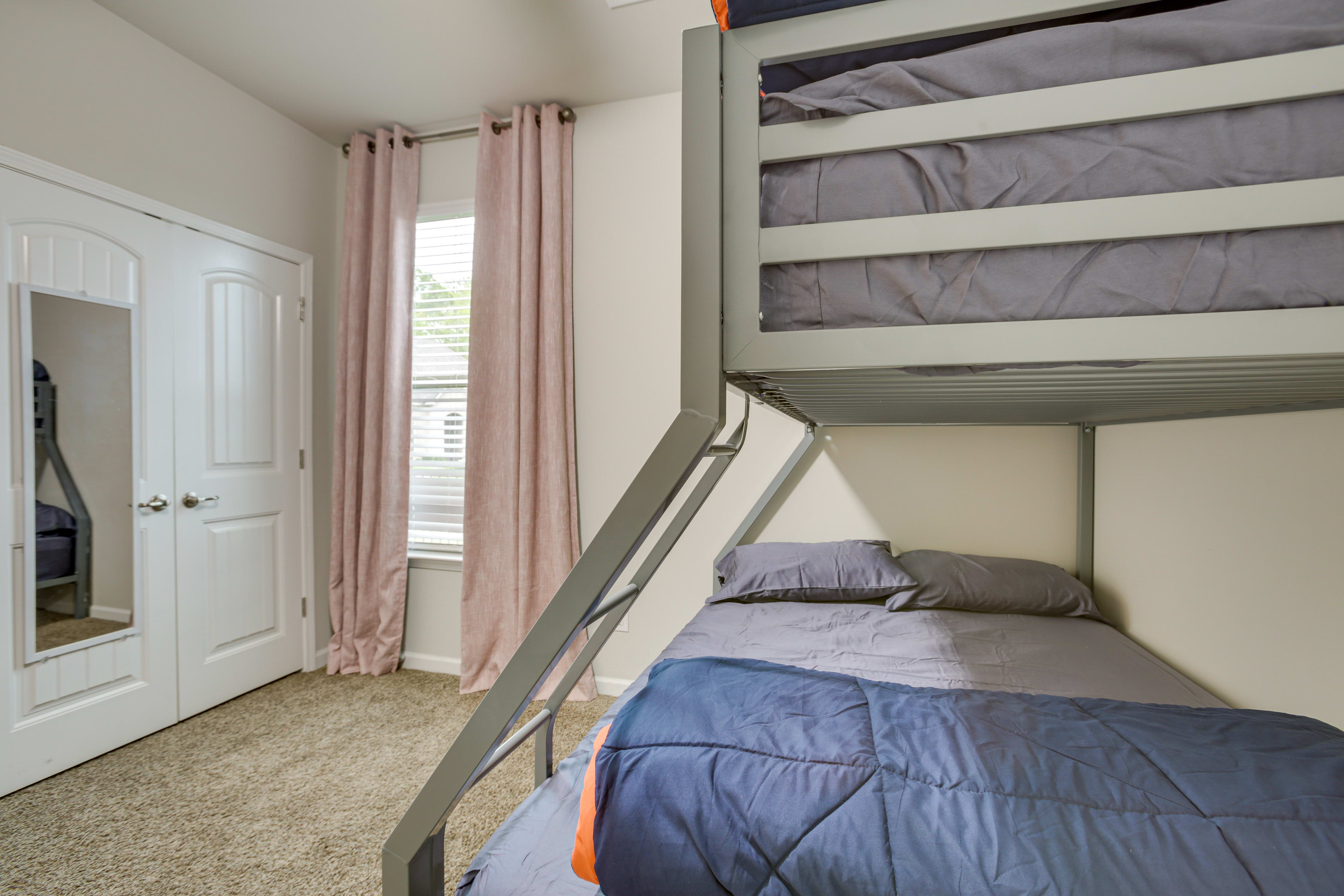 Bedroom 4 | Twin/Full Bunk Bed