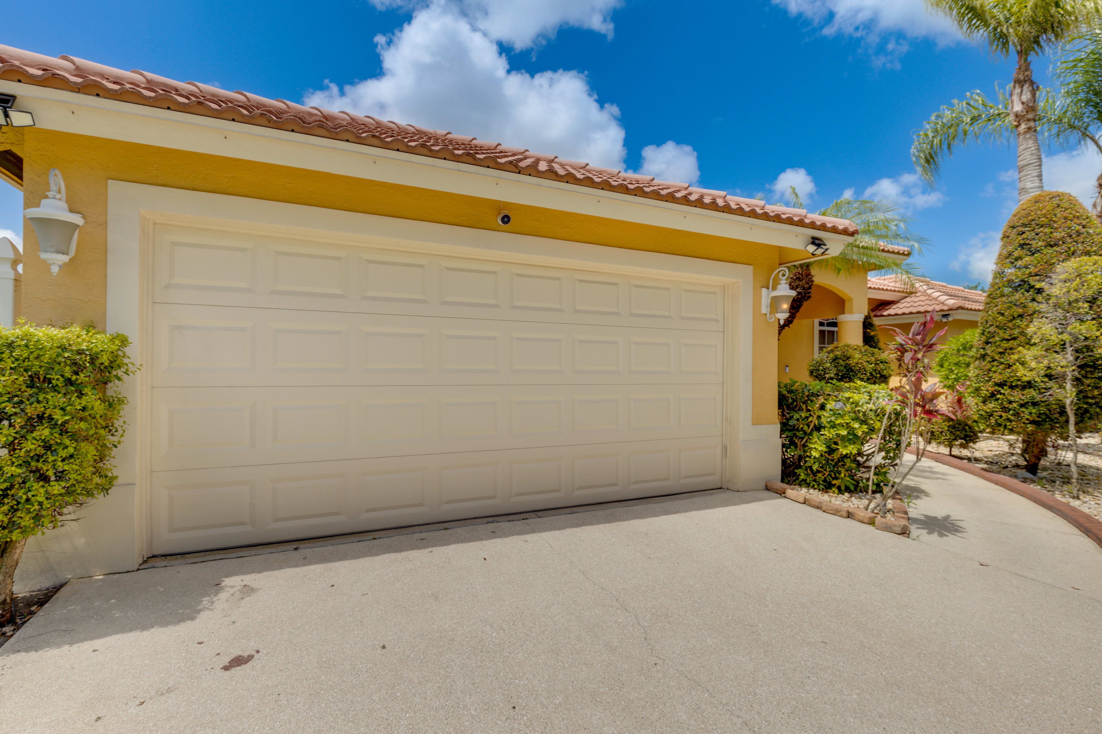 Parking | Driveway (6 Vehicles) | No Garage Parking