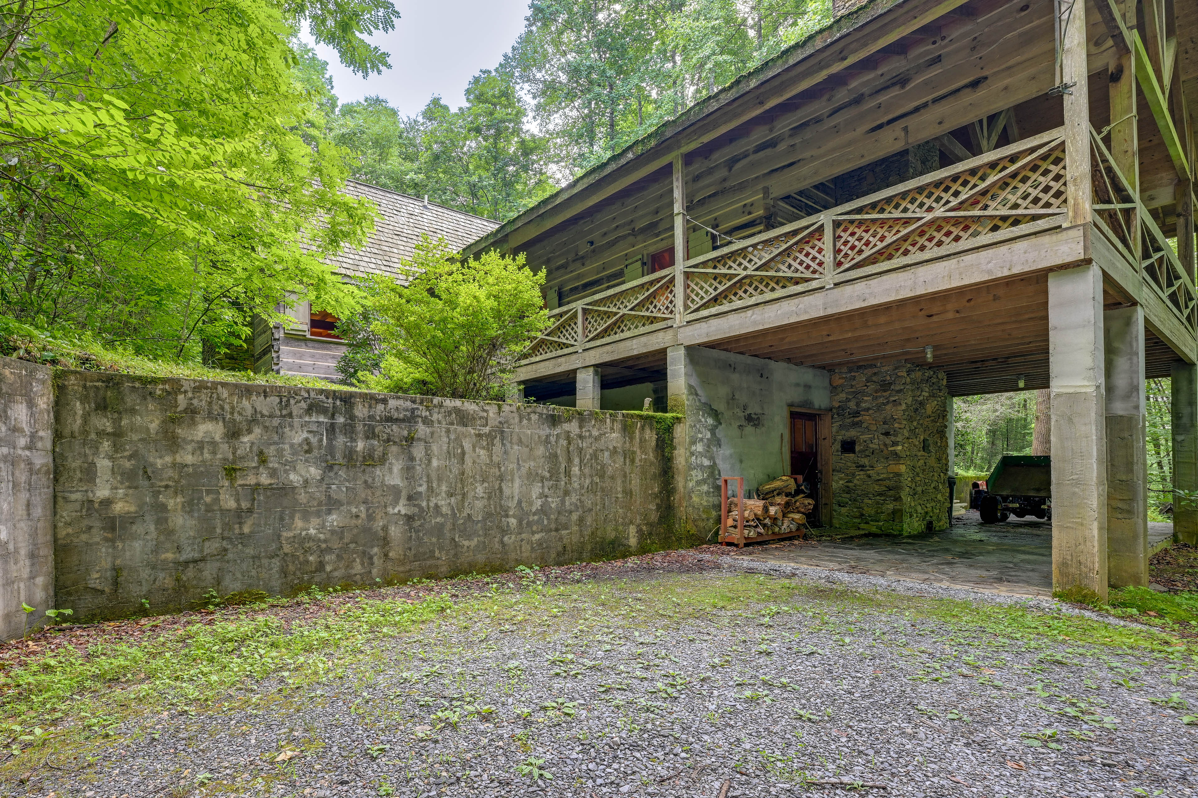 Parking | Carport (1 Vehicle) | Driveway (2 Vehicles)