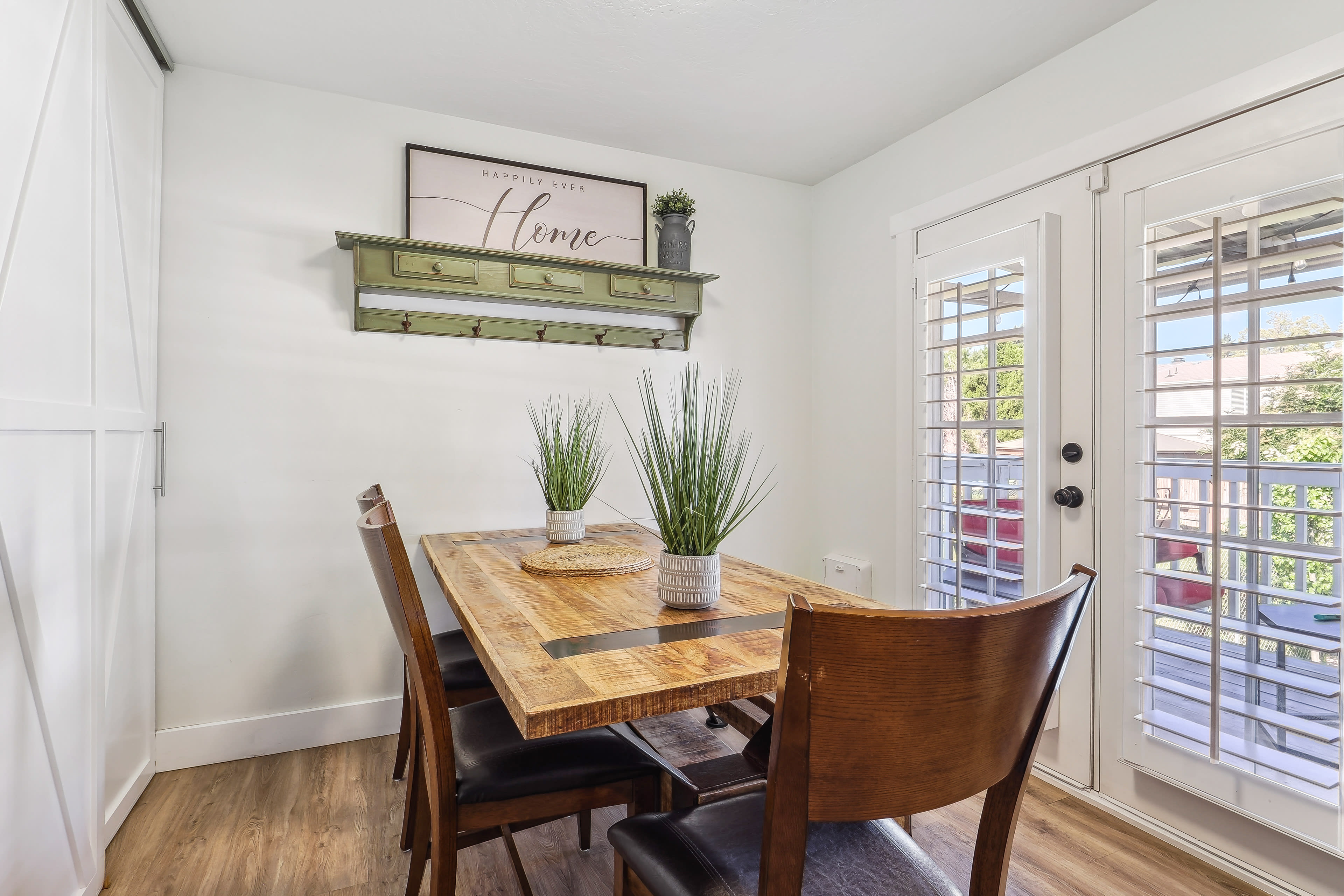 Dining Area | Dining Table | Dishware/Flatware