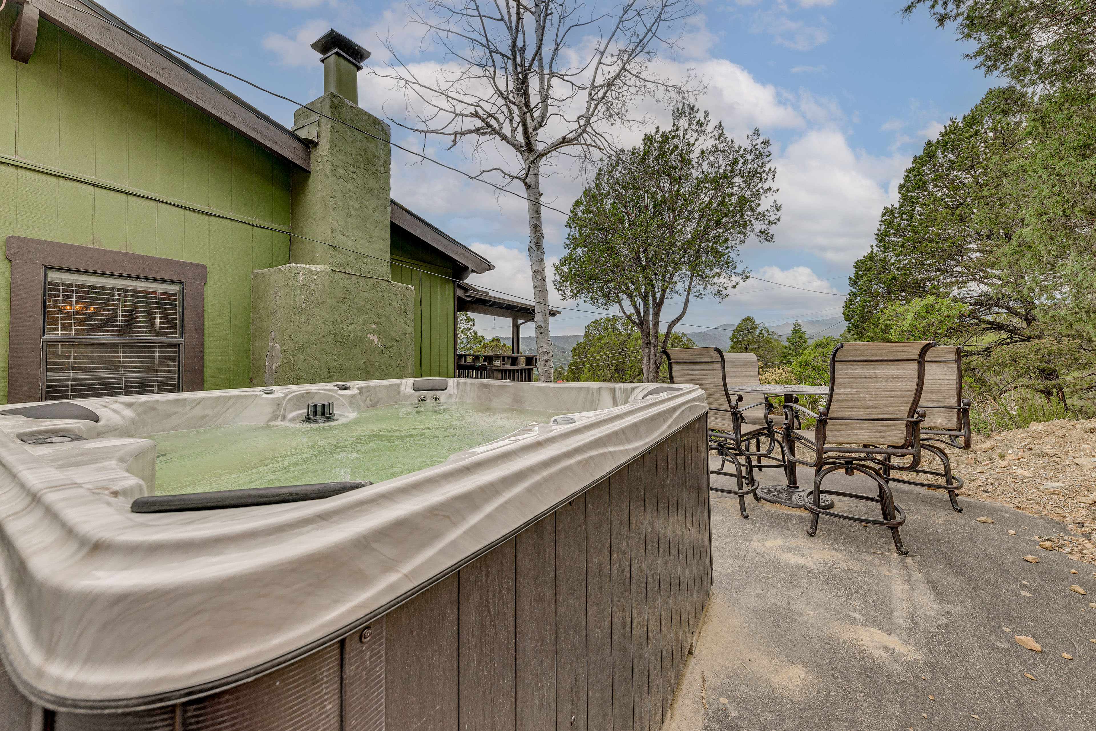 Hot Tub | Outdoor Dining Area