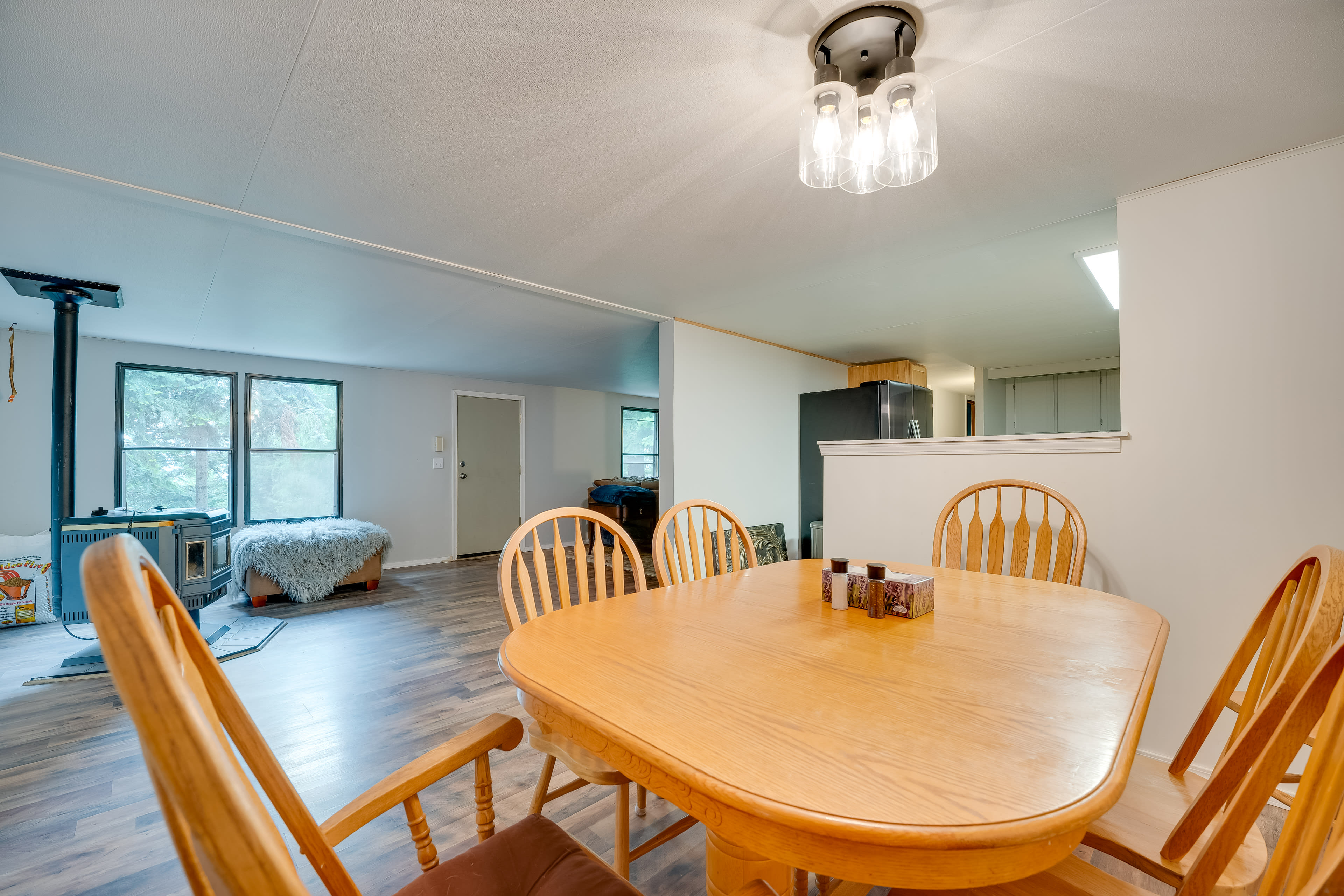 Dining Area | Dishware/Flatware Provided