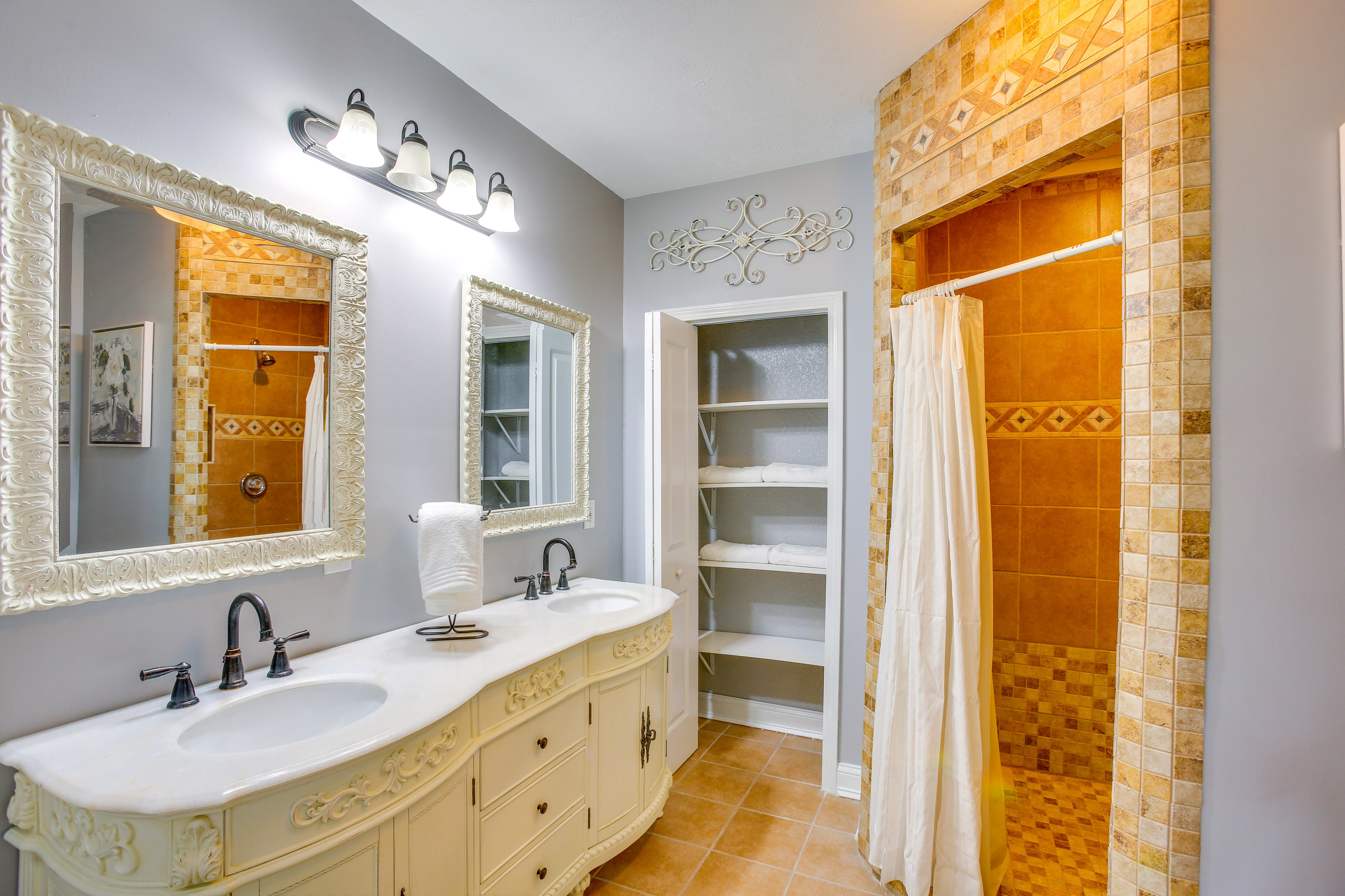 En-Suite Bathroom | Towels Provided