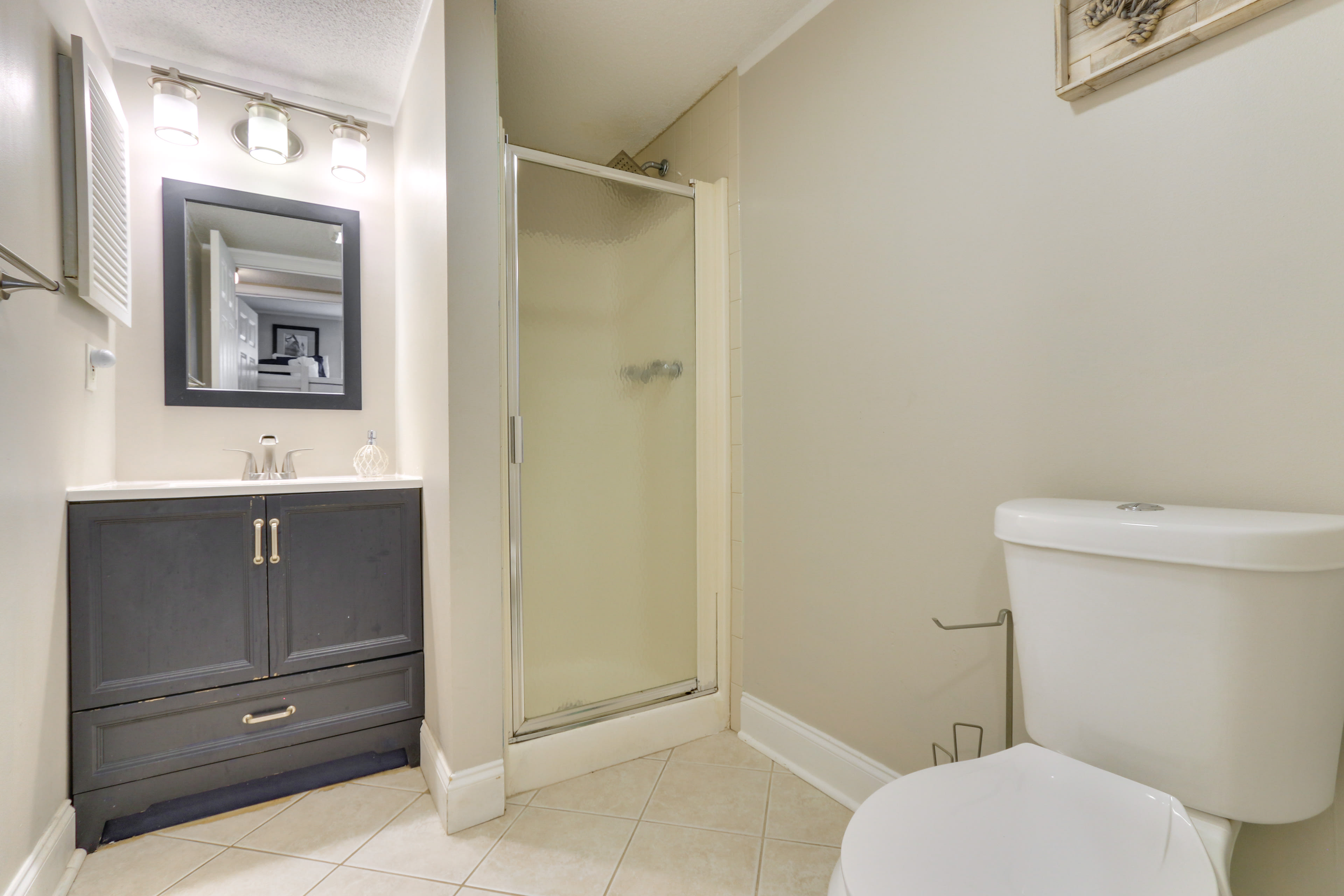 Full Bathroom | Walk-In Shower | Towels Provided