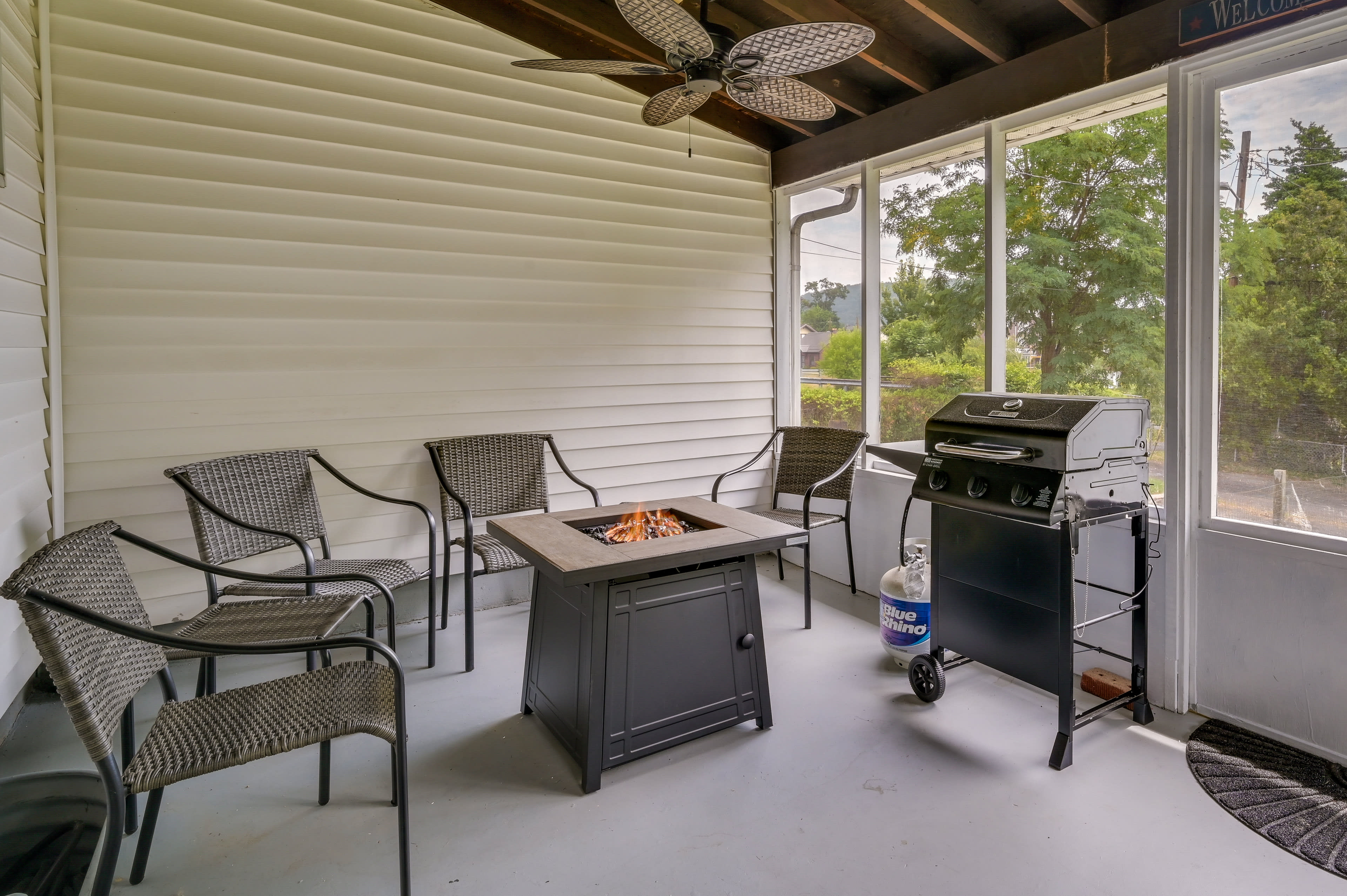 Screened Porch | Single-Story Home | Central A/C