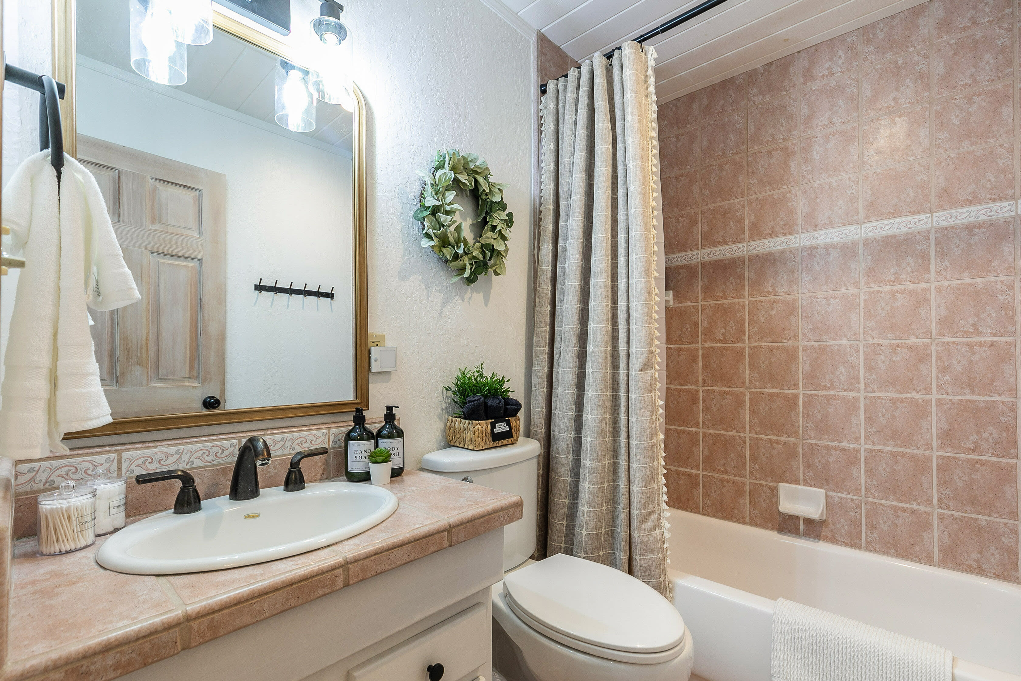 Full Bathroom | 1st Floor | Shower/Tub Combo | Towels Provided | Hair Dryer