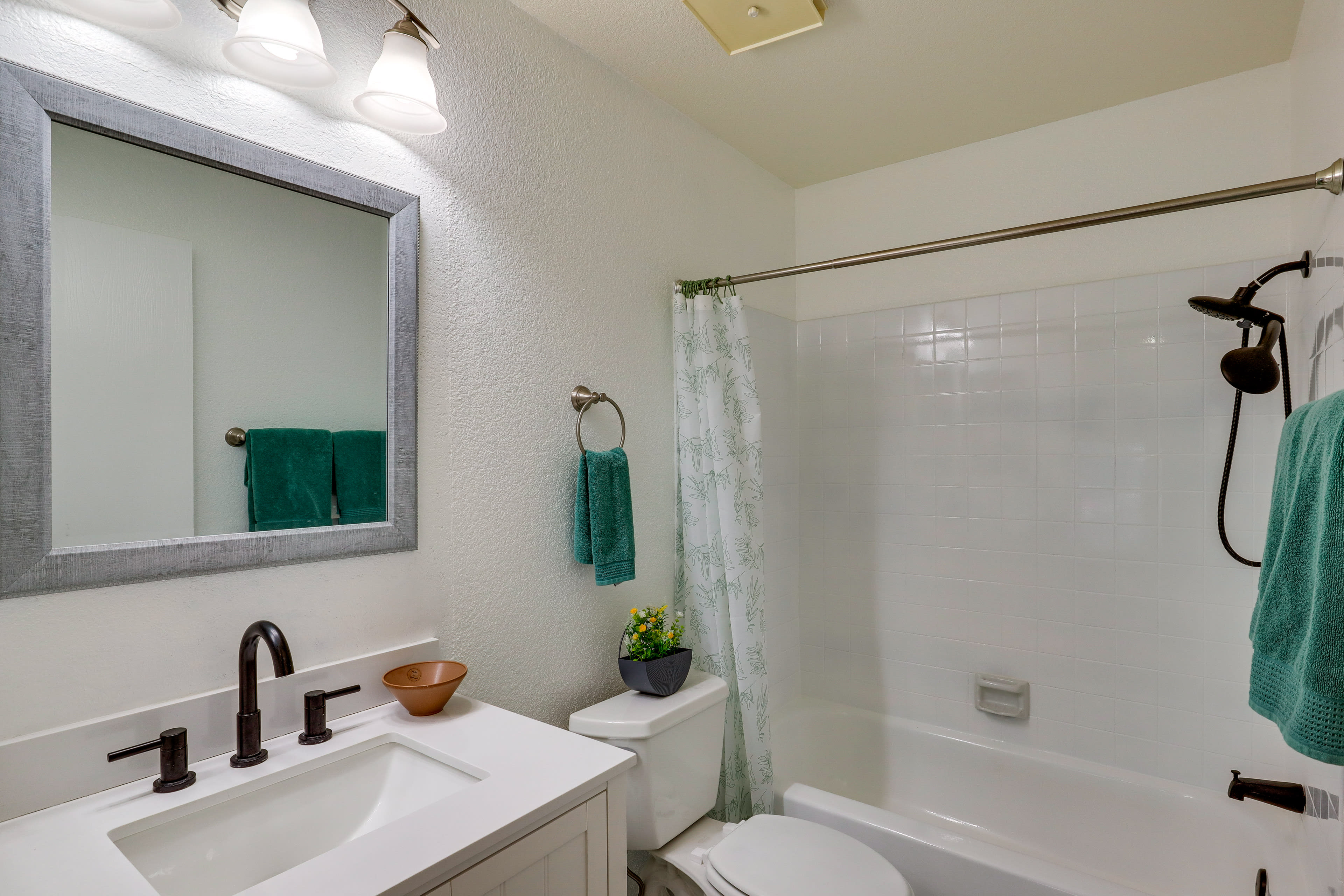 Full Bathroom | 2nd Floor | Shower/Tub Combo | Towels Provided