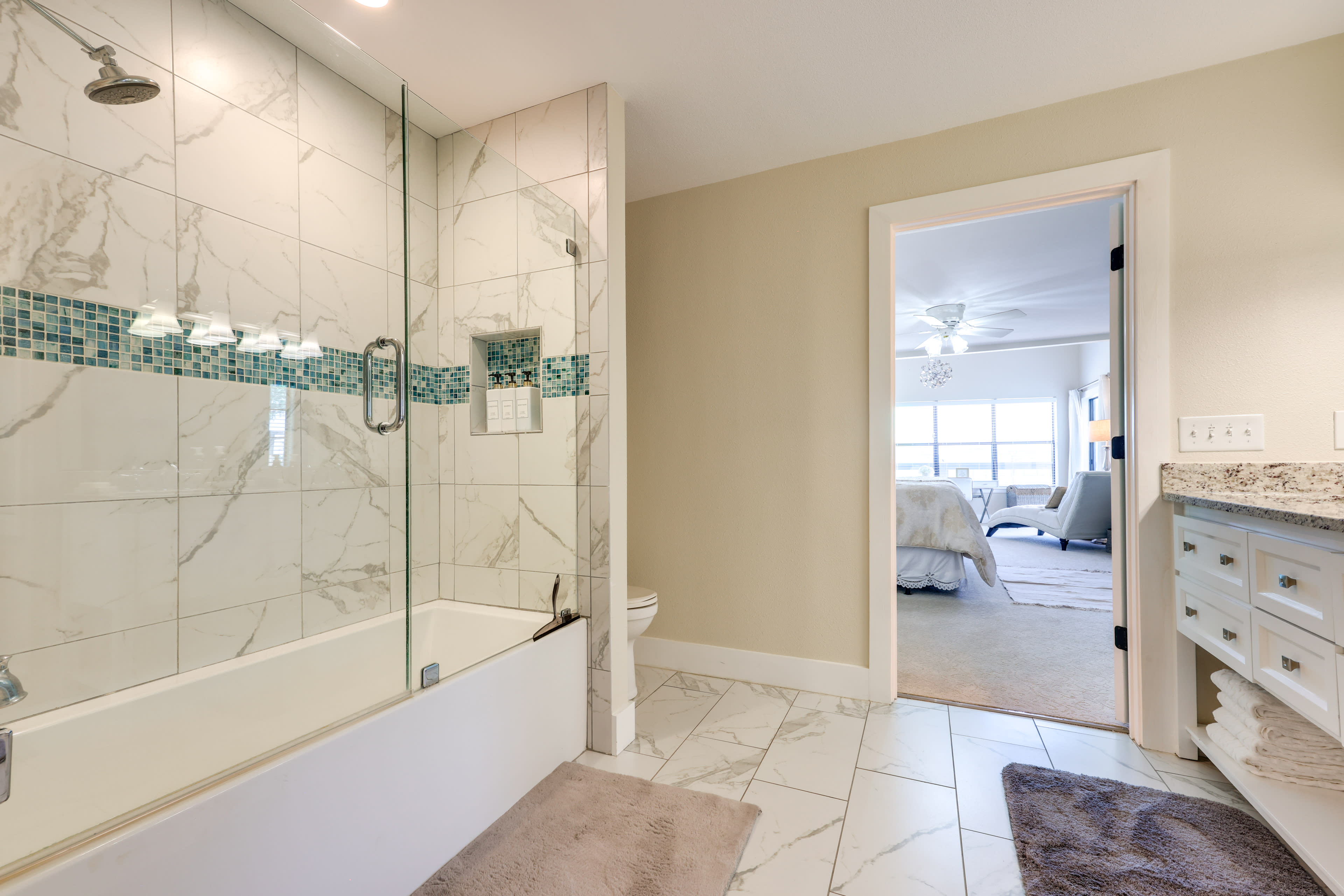 Full Bathroom | 2nd Floor | Complimentary Toiletries