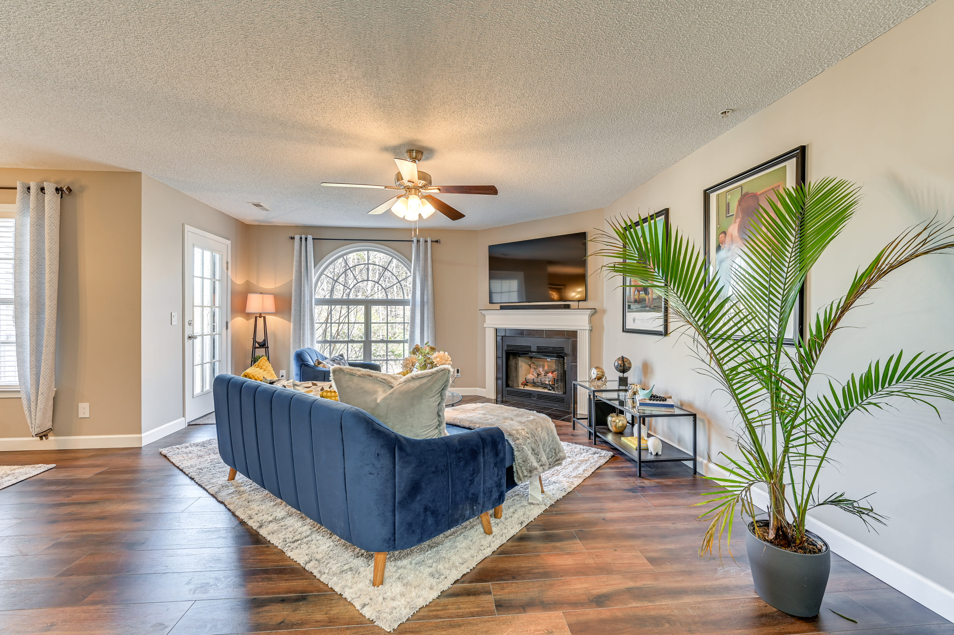 Living Room | Main Floor | Smart TV | Fireplace