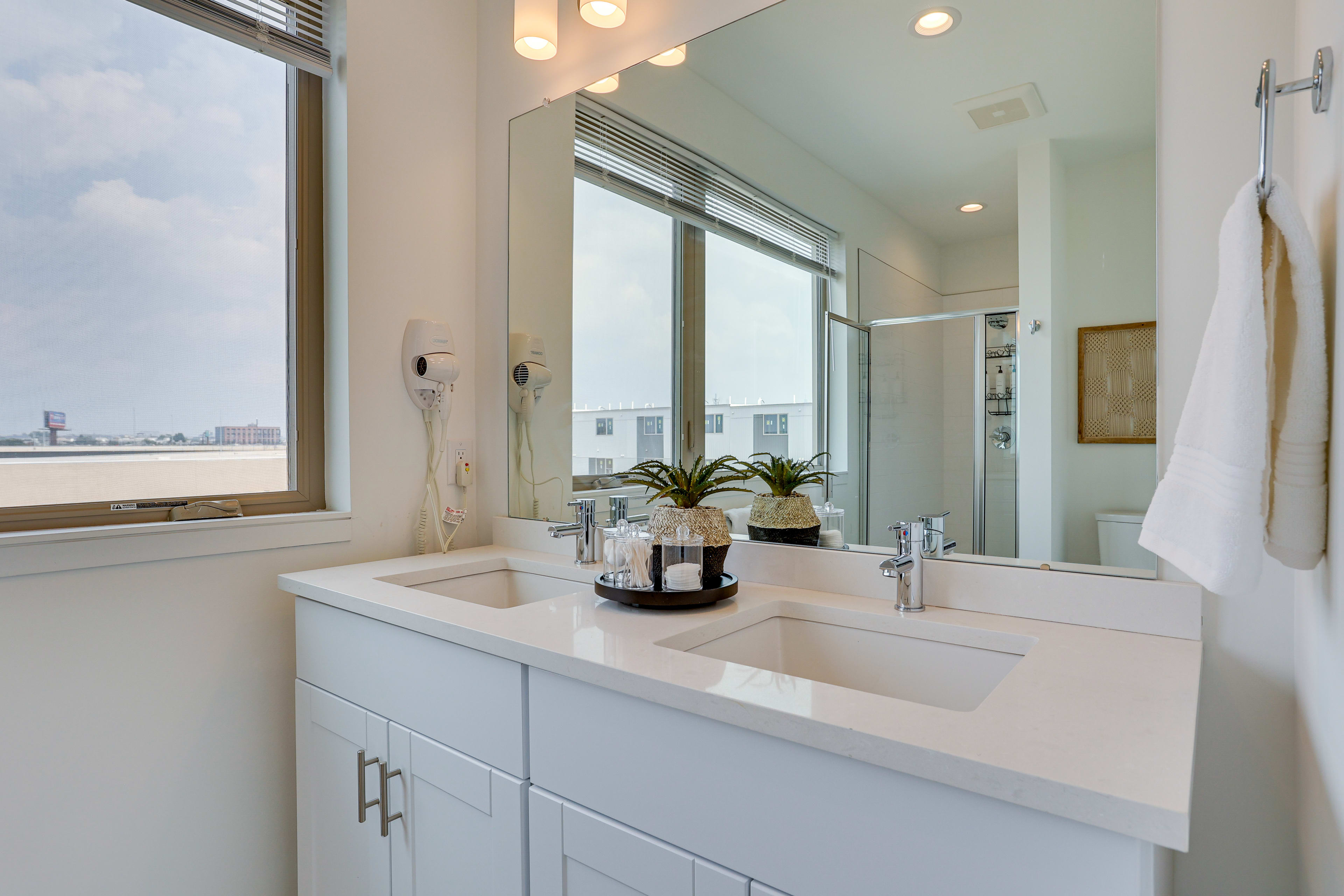 Full Bathroom | Complimentary Toiletries | 4th Floor