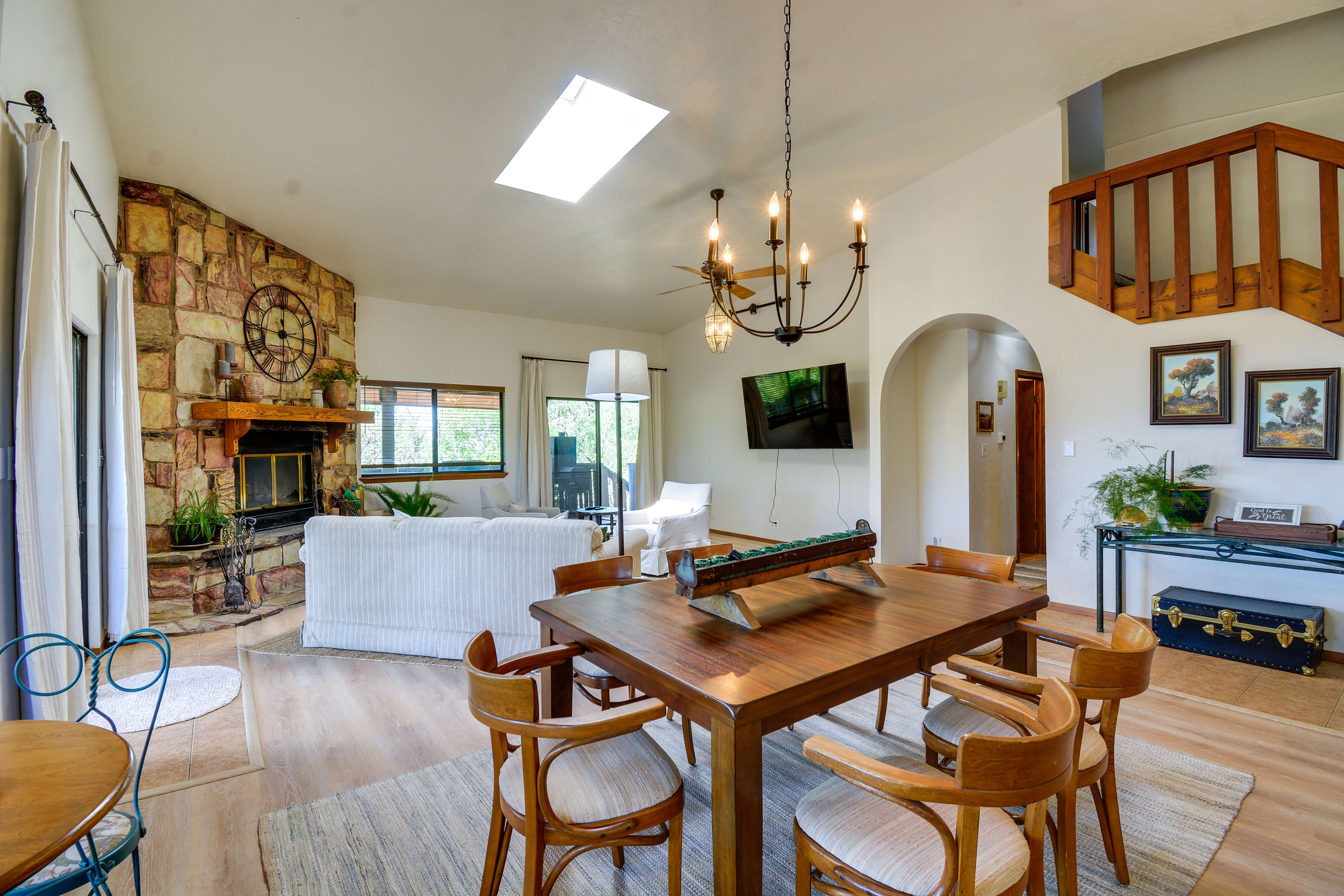 Dining Area | Dishware/Flatware Provided