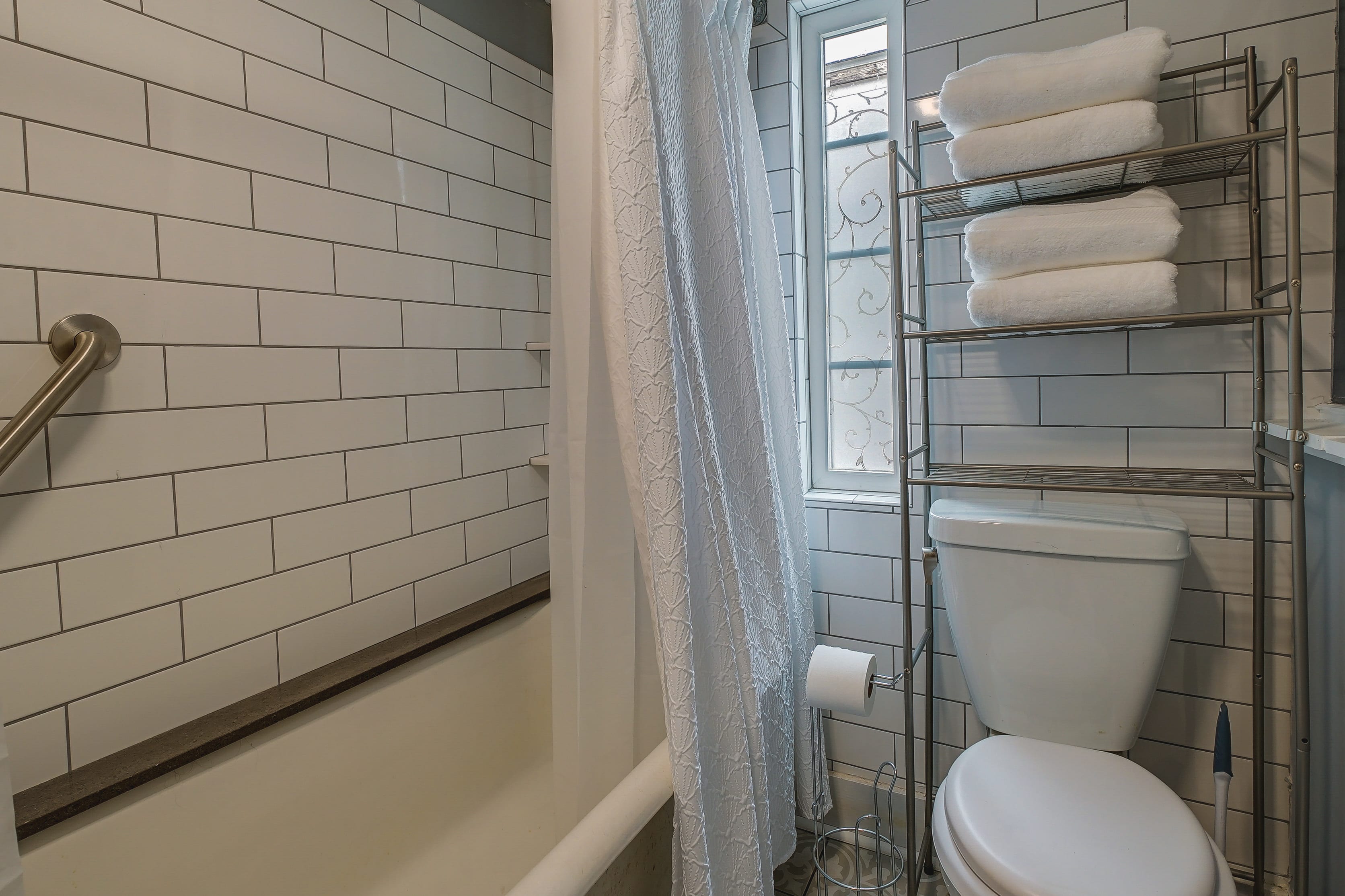 Full Bathroom | Complimentary Toiletries | 2nd Floor