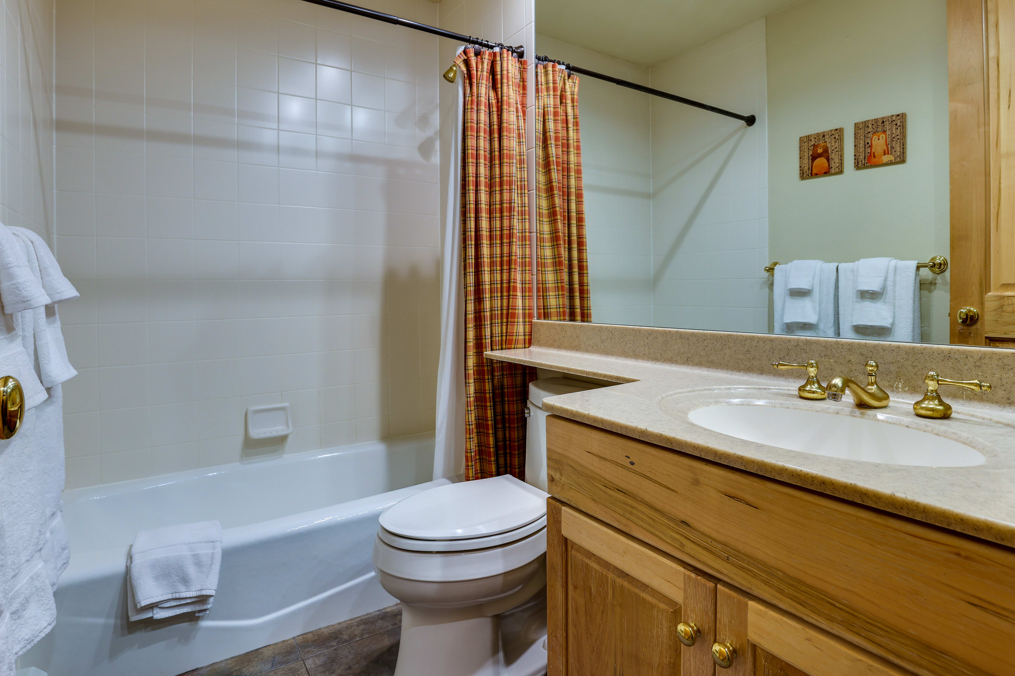 Full Bathroom | Basement | Shower/Tub Combo | Complimentary Toiletries