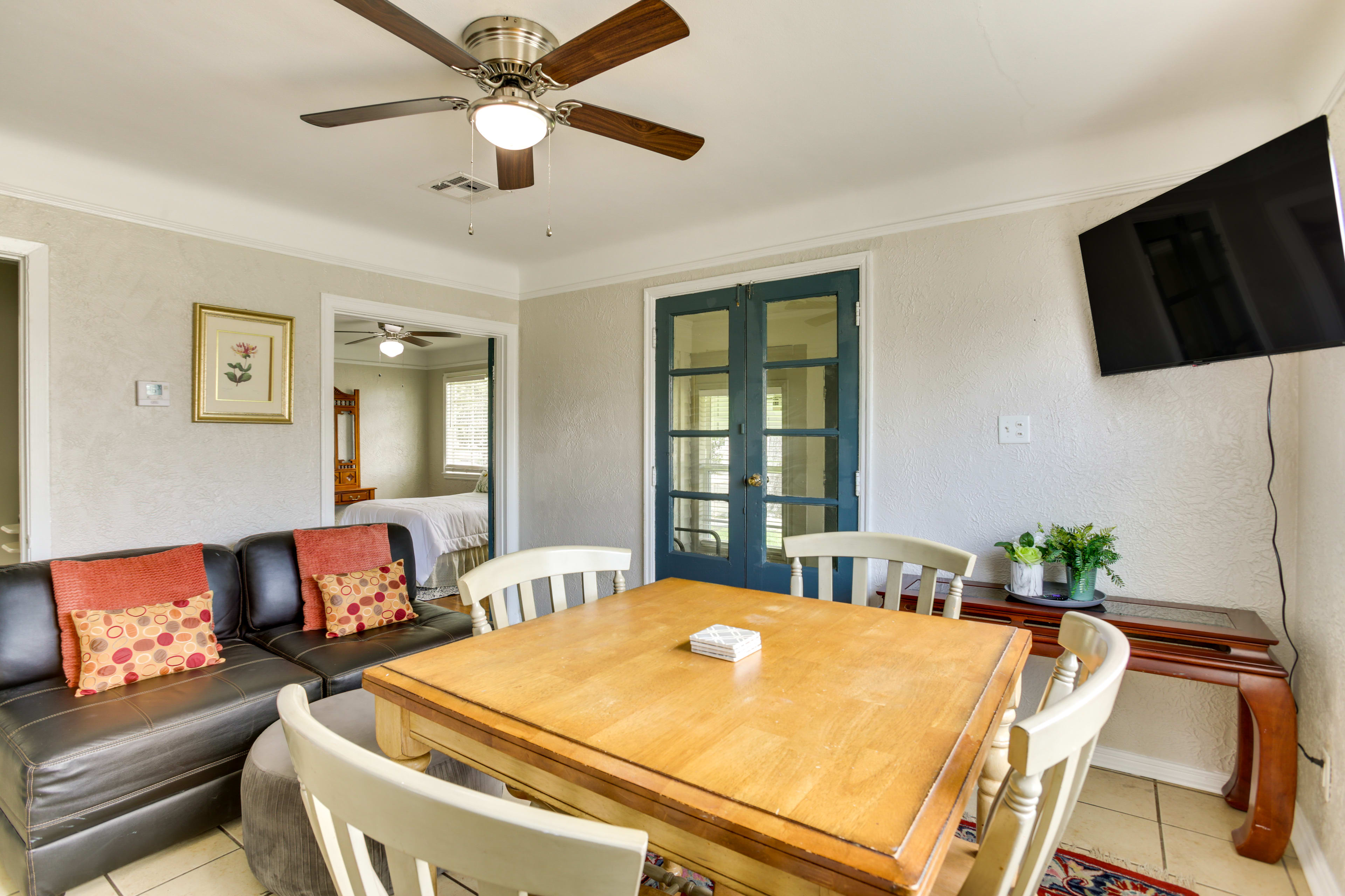 Living Room | Dining Area | Dishware & Flatware Provided | Smart TV