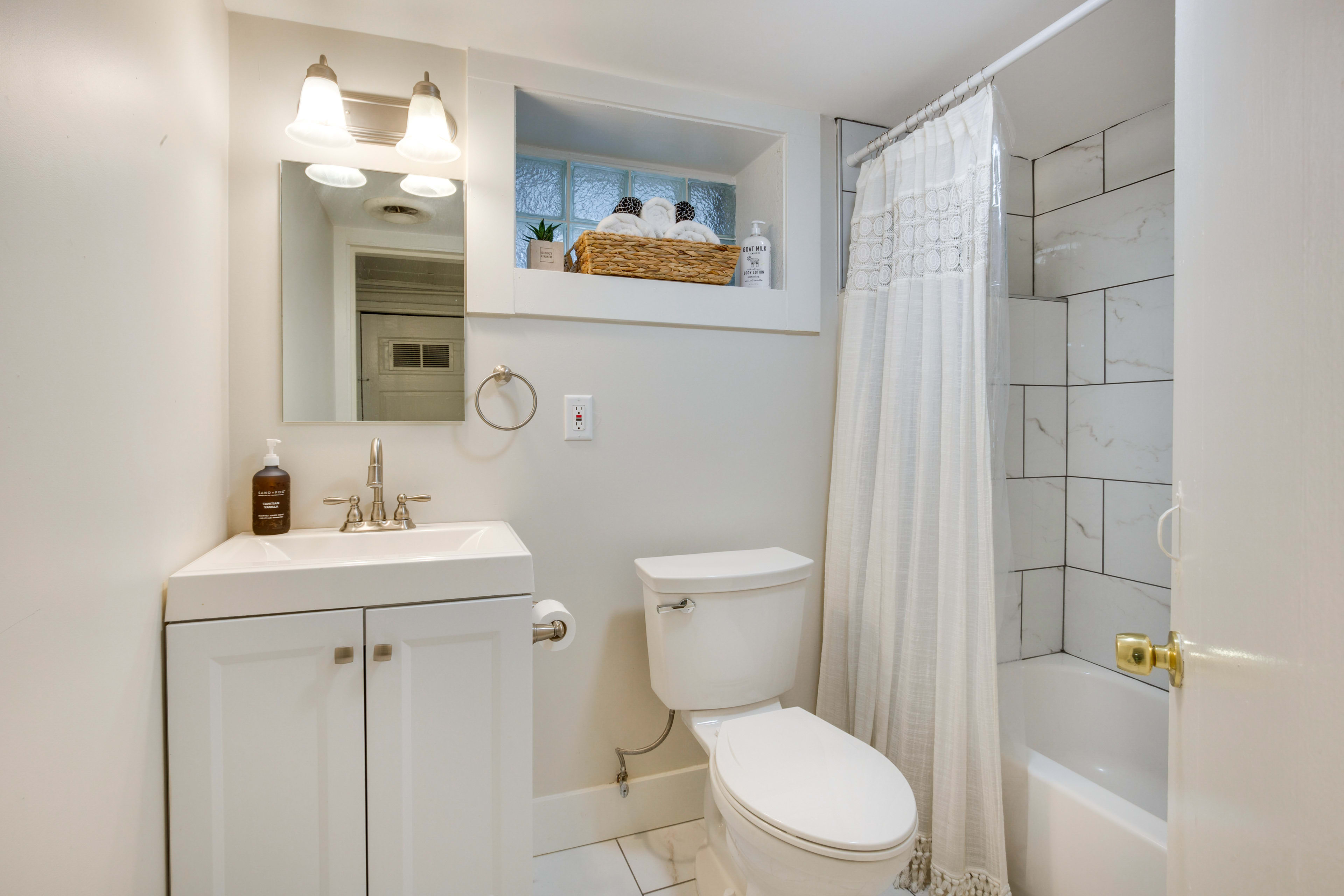 Full Bathroom | Complimentary Toiletries