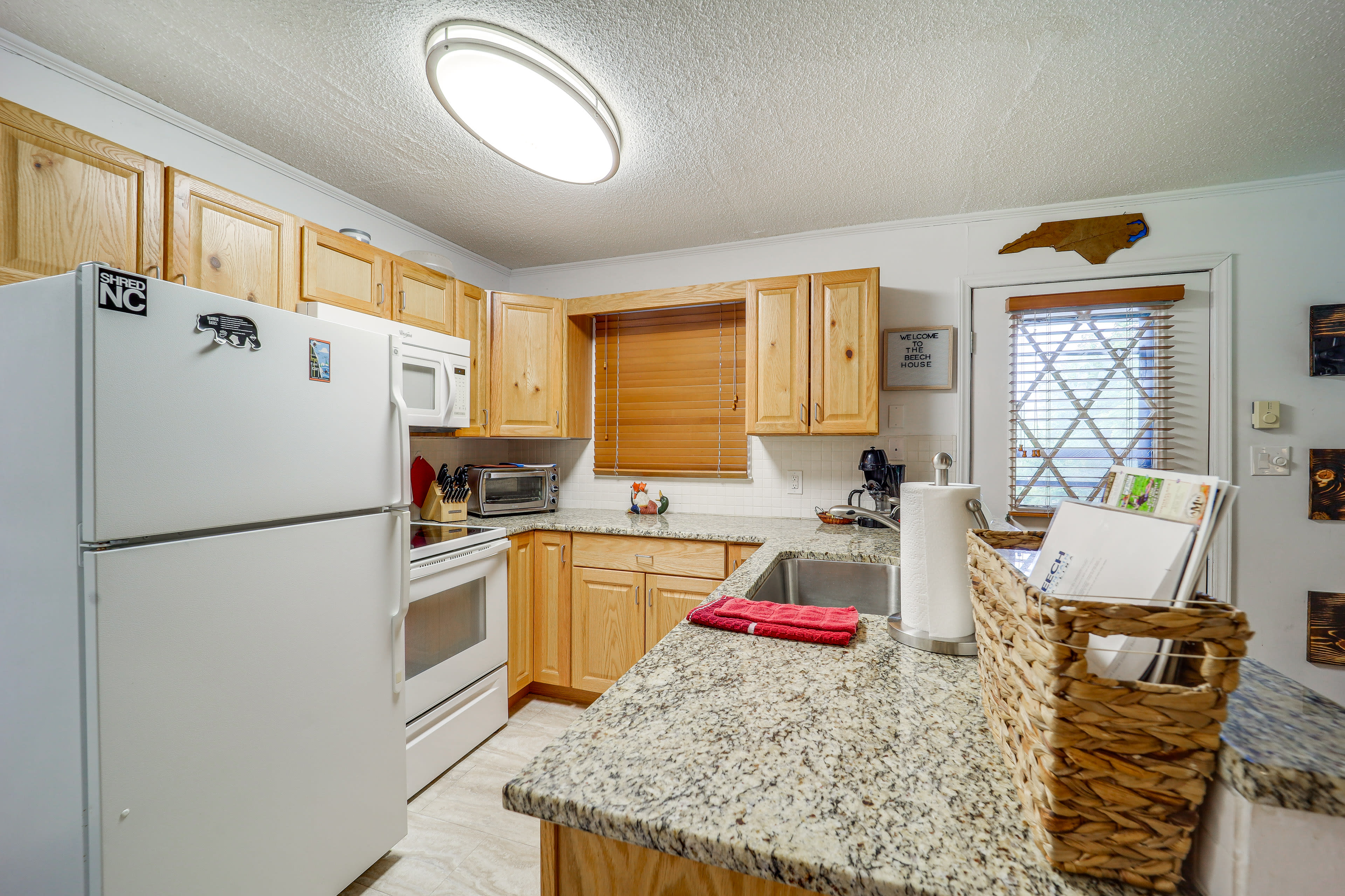 Kitchen | 950 Sq Ft | Free WiFi | Pet Friendly w/ Fee | Walk to Slopes