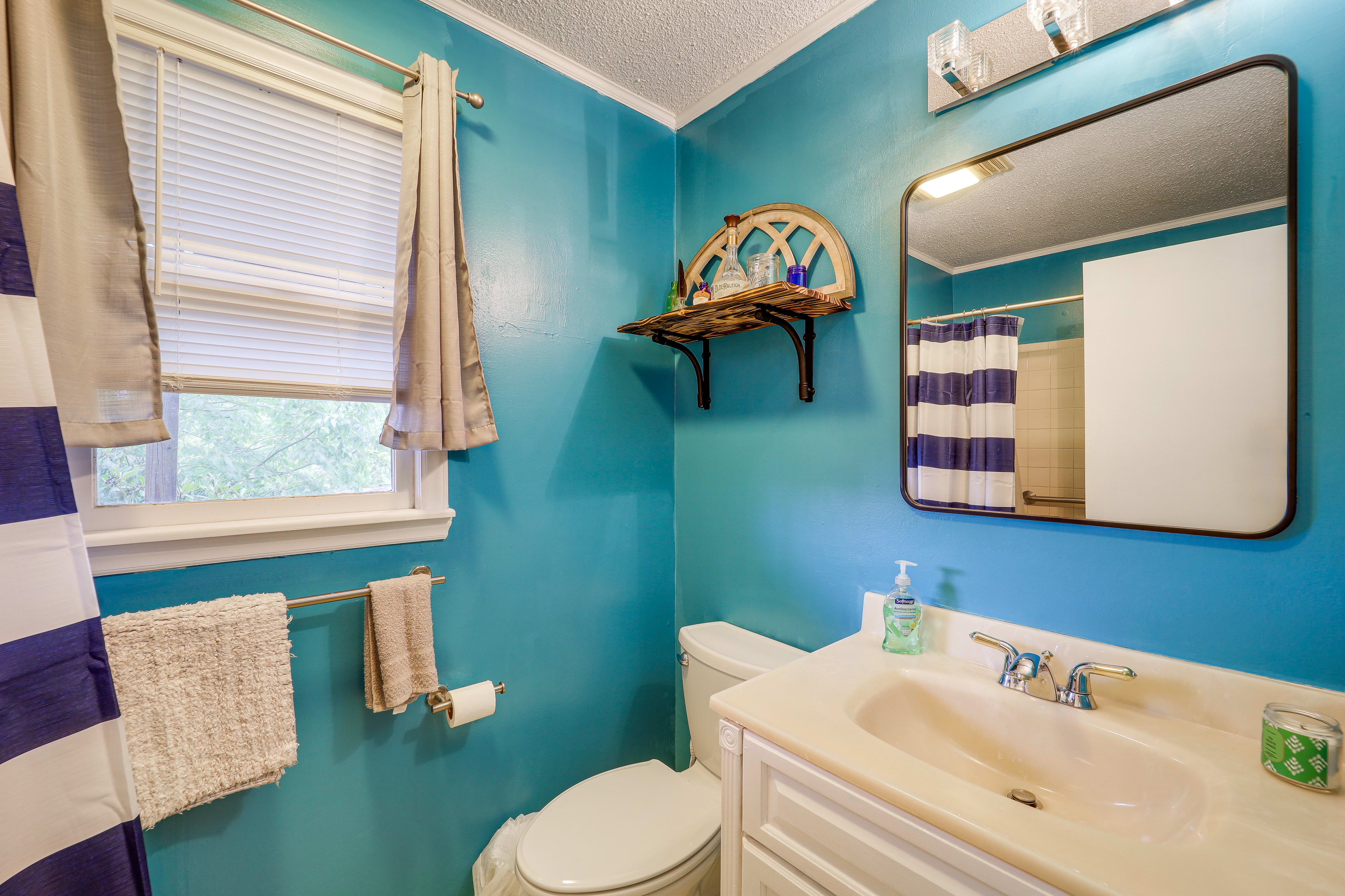 Full Bathroom | Complimentary Toiletries | Grab Rail in Shower