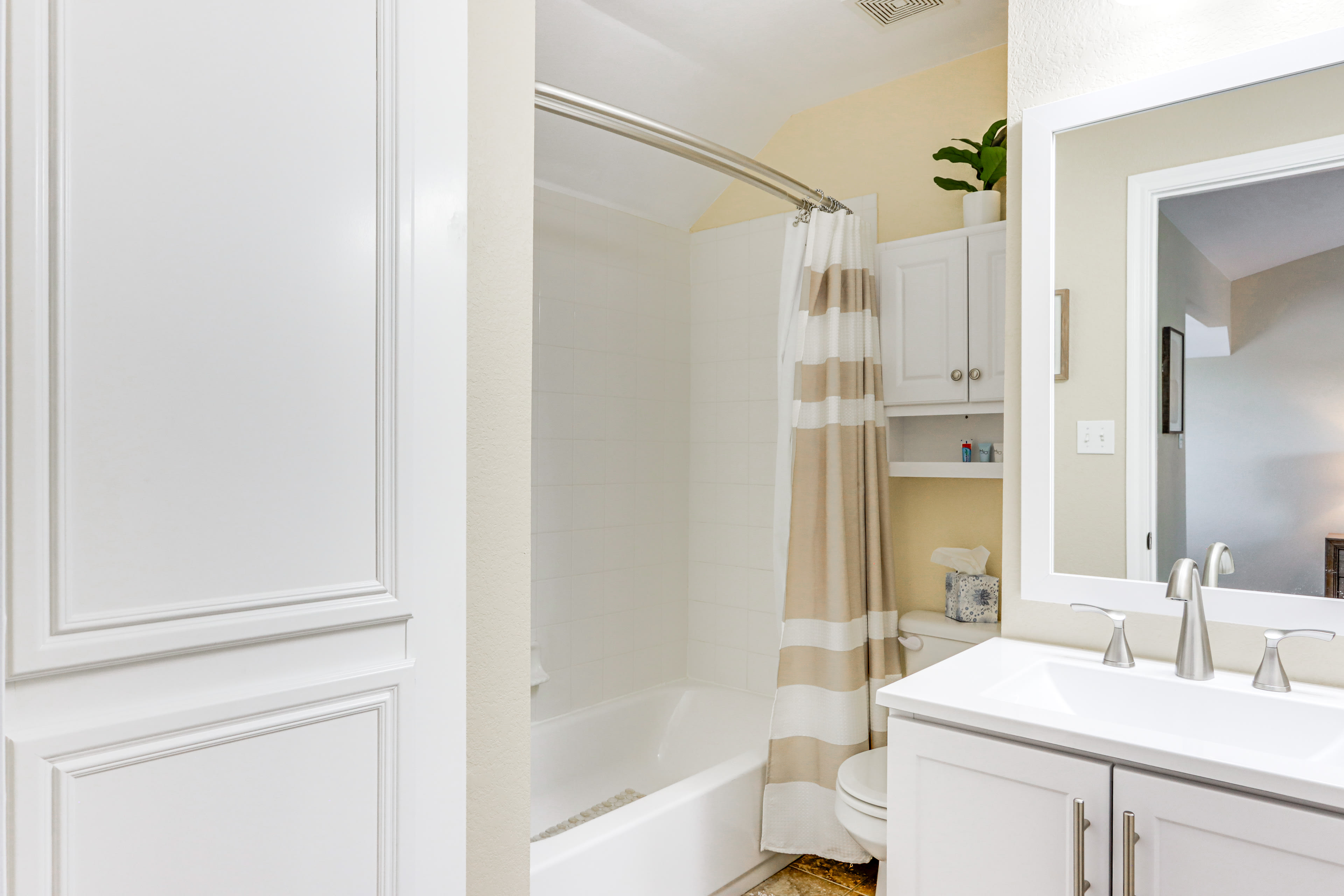 En-Suite Bathroom | Complimentary Toiletries | Towels Provided