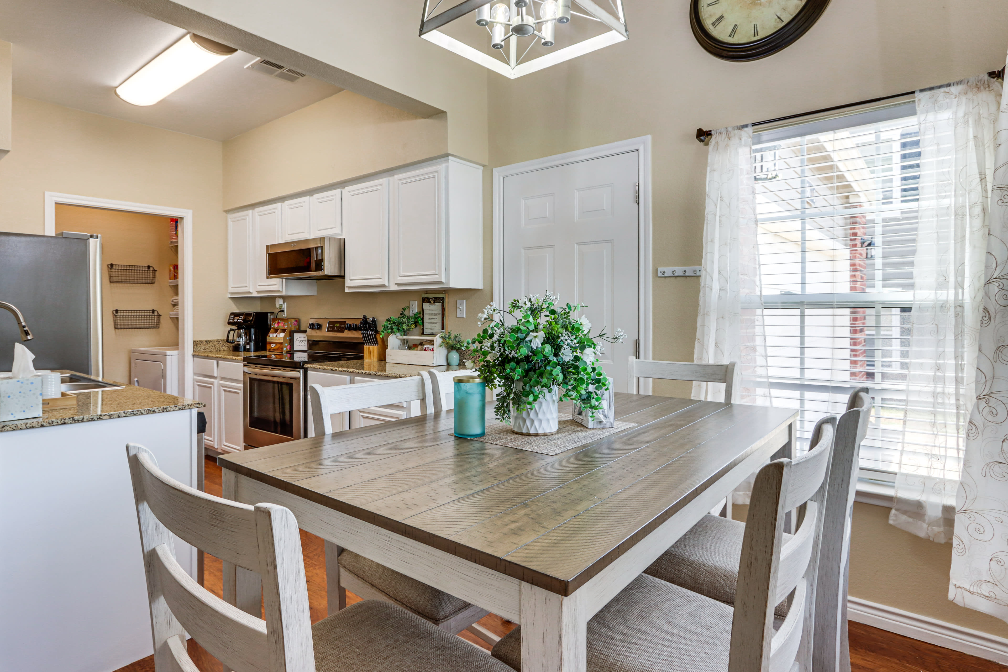 Dining Area | Dishware/Flatware Provided